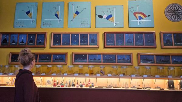 Das Hey-Museum in Knokke-Heist erzählt die Geschichte des Stadtviertels an der belgischen Küste. Erhalten ist auch ein Klassenzimmer, in dem angehende Matrosen alles Wichtige über die Seefahrt gelernt haben.