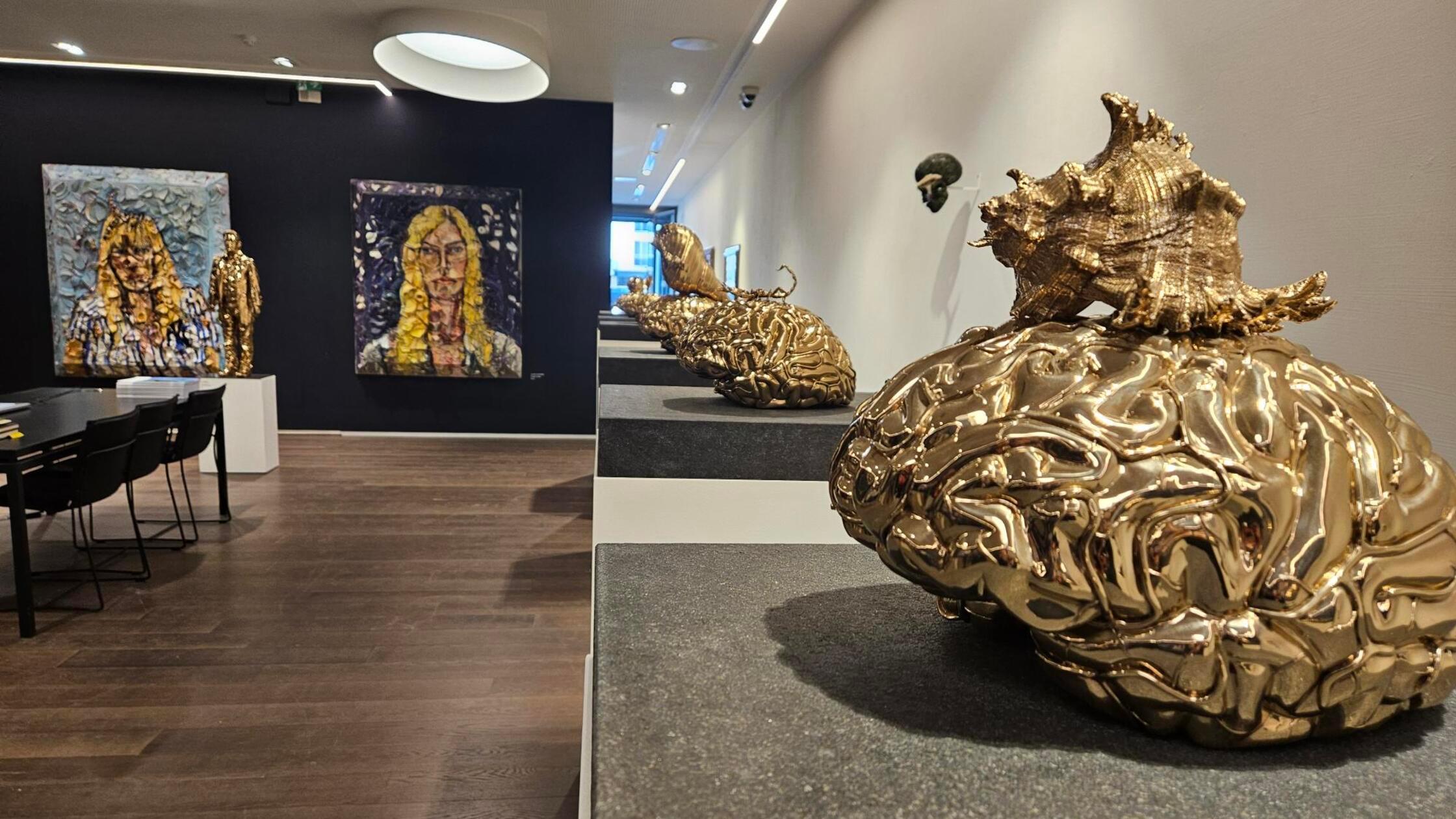 Die zersplitterten Gesichter von Schnabel hängen neben den Skulpturen des belgischen Künstlers Jan Fabre in der Galerie von Guy Pieters.