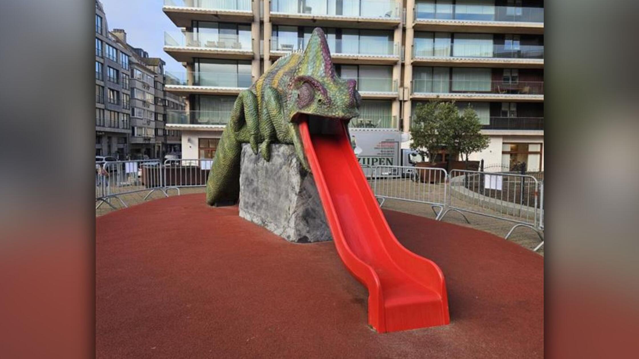 „Ask the children - and they will teach you“ (Fragt die Kinder - sie werden euch lehren), heißt die Skulptur des britischen Künstlers Jeremy Deller, durch die Kinder hindurchrutschen können.