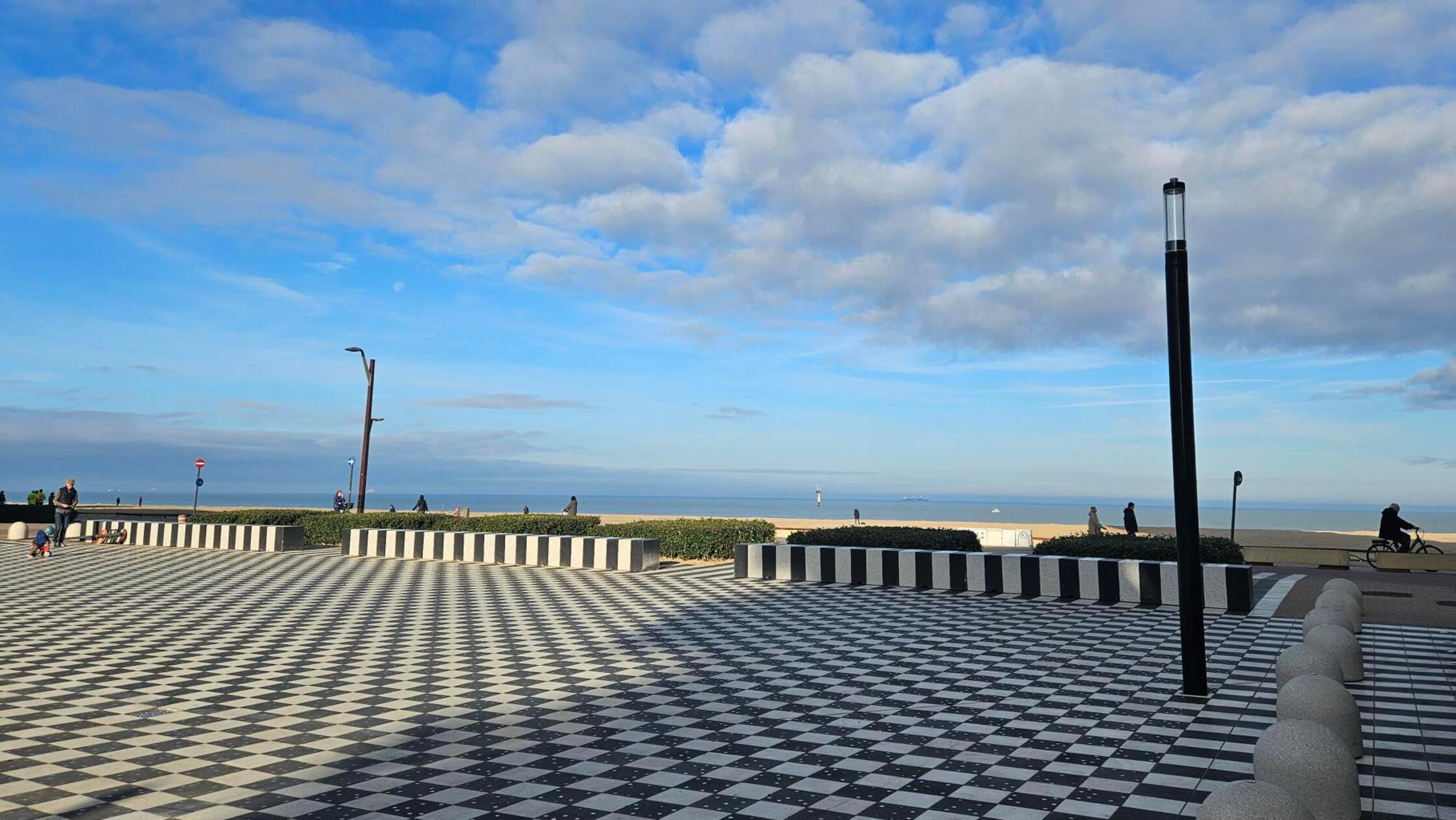 Die schwarz-weiße Schachbrettoptik taucht immer wieder in Knokke-Heist auf - in der Kunst, aber auch an öffentlichen Plätzen.