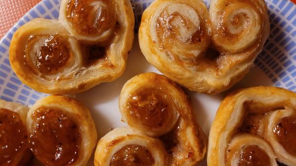 Rezept mit nur zwei Zutaten und großer Wirkung: Flotte gefüllte Blätterteig-Herzen mit Marmelade Rezept mit nur zwei Zutaten und großer Wirkung: Flotte gefüllte Blätterteig-Herzen mit Marmelade