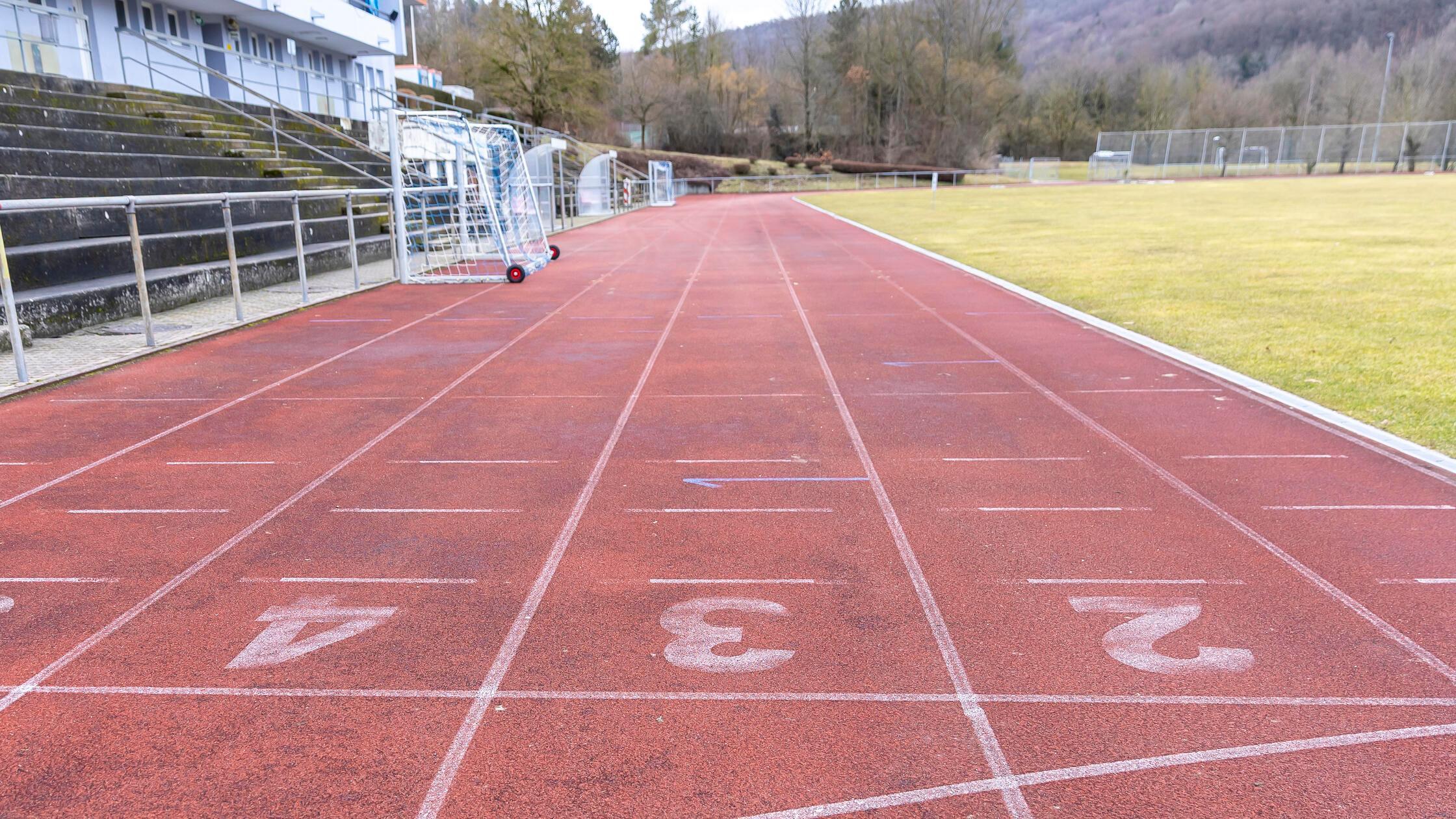 Ebermannstadt-hofft-Chance-auf-Rundum-Erneuerung-der-alten-Tartanbahn-im-Sportzentrum