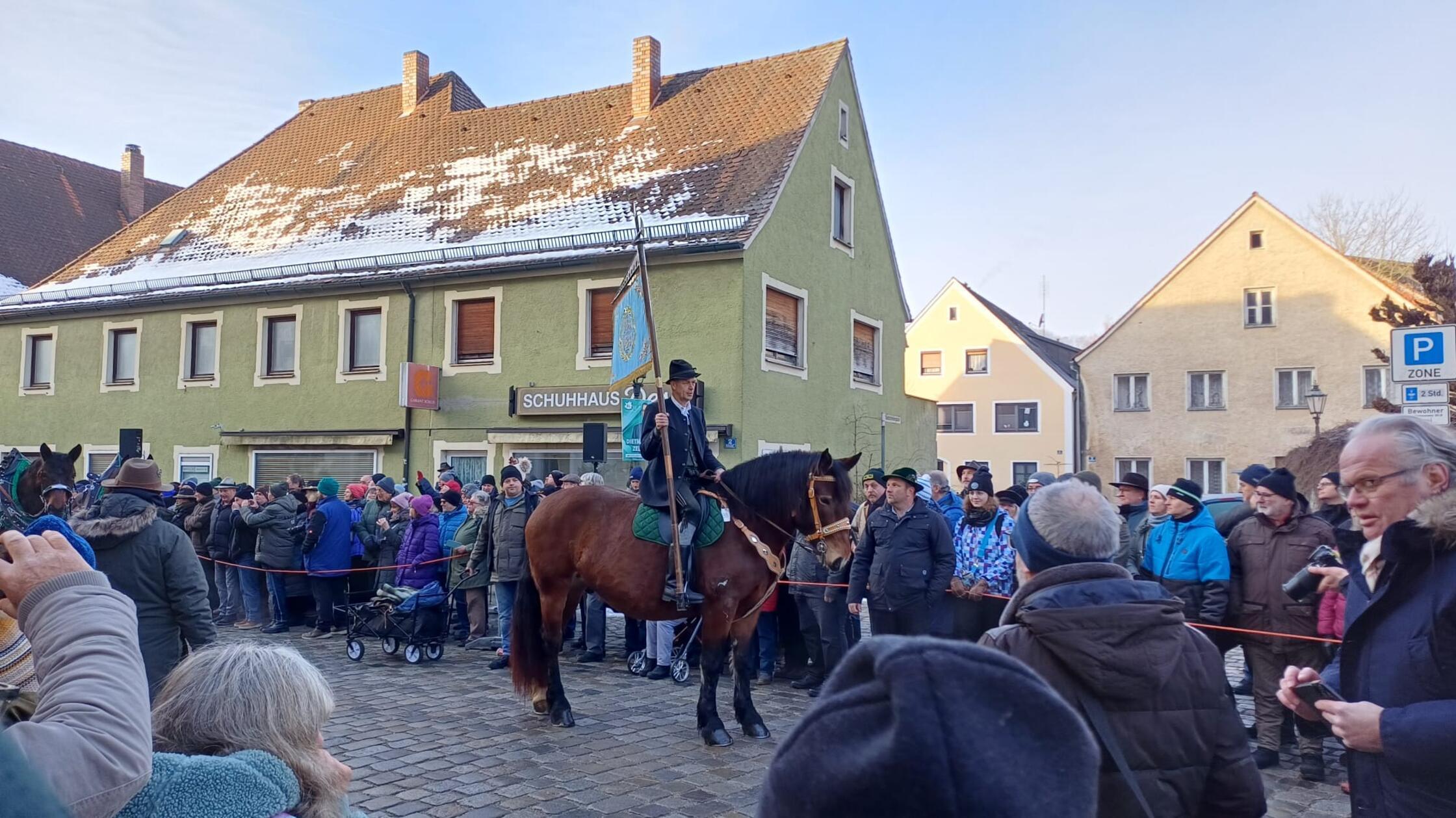 Pr-chtige-Pferde-auf-dem-Rossmarkt-in-Berching-Erleben-Sie-den-Auftrieb-im-Live-Ticker