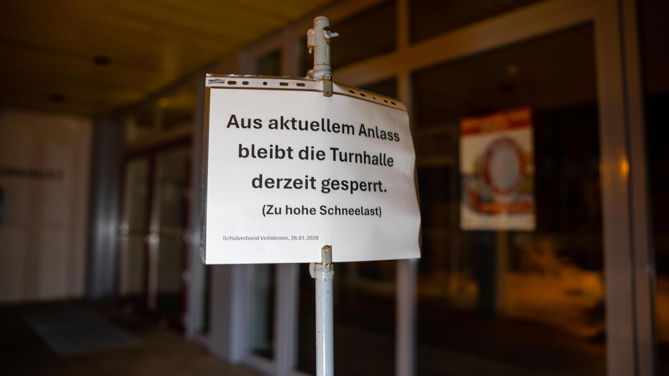 Wegen-hoher-Schneelast-Zahlreiche-Sporthallen-im-Landkreis-F-rth-weiterhin-gesperrt