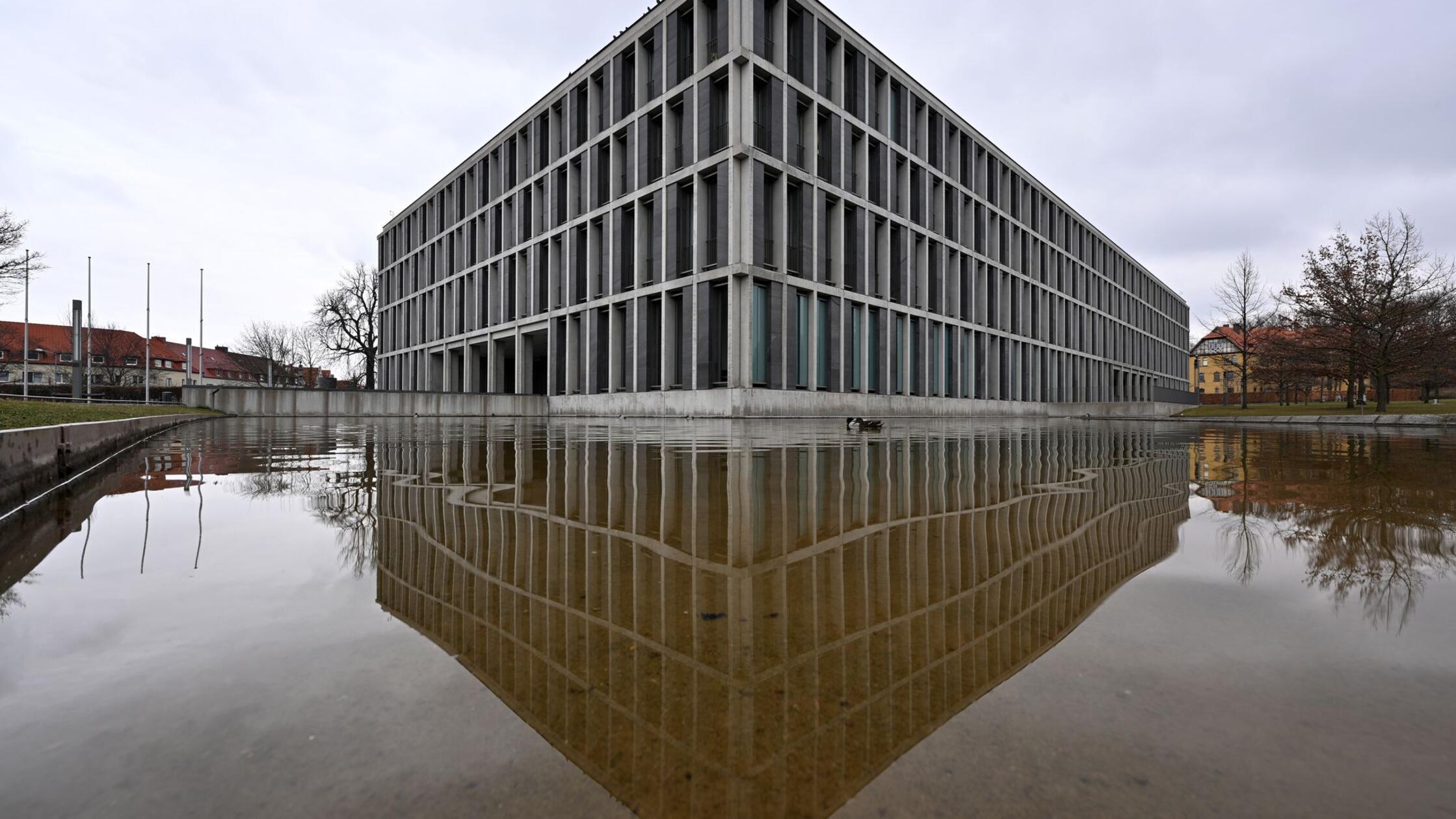 Urteil-Kontrolleurin-am-Flughafen-darf-Kopftuch-tragen