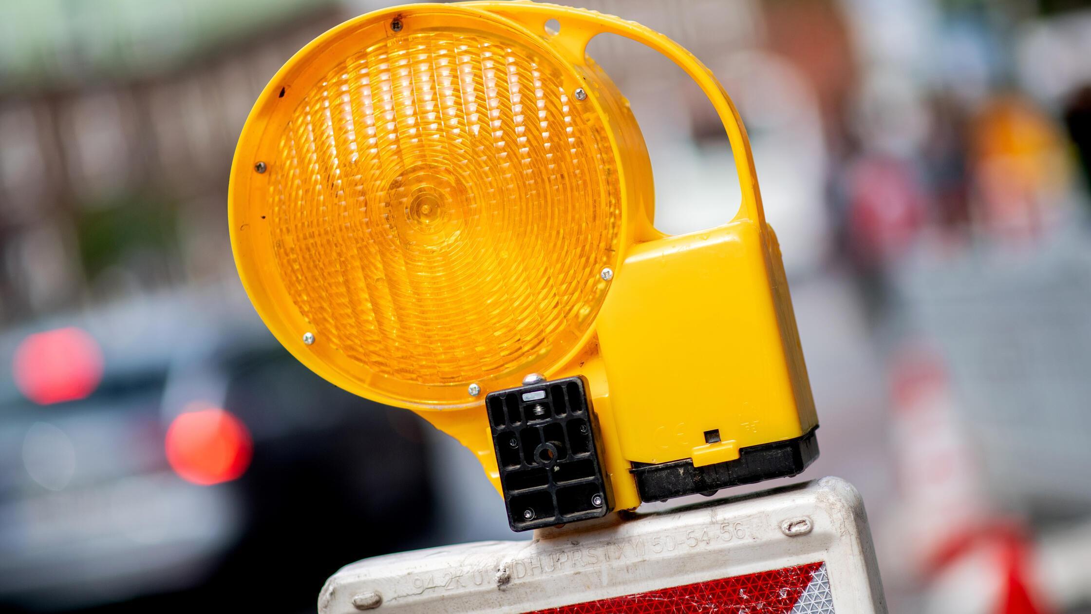 Rohrbruch-Wassermassen-haben-in-N-rnberg-die-Fischbacher-Hauptstra-e-untersp-lt