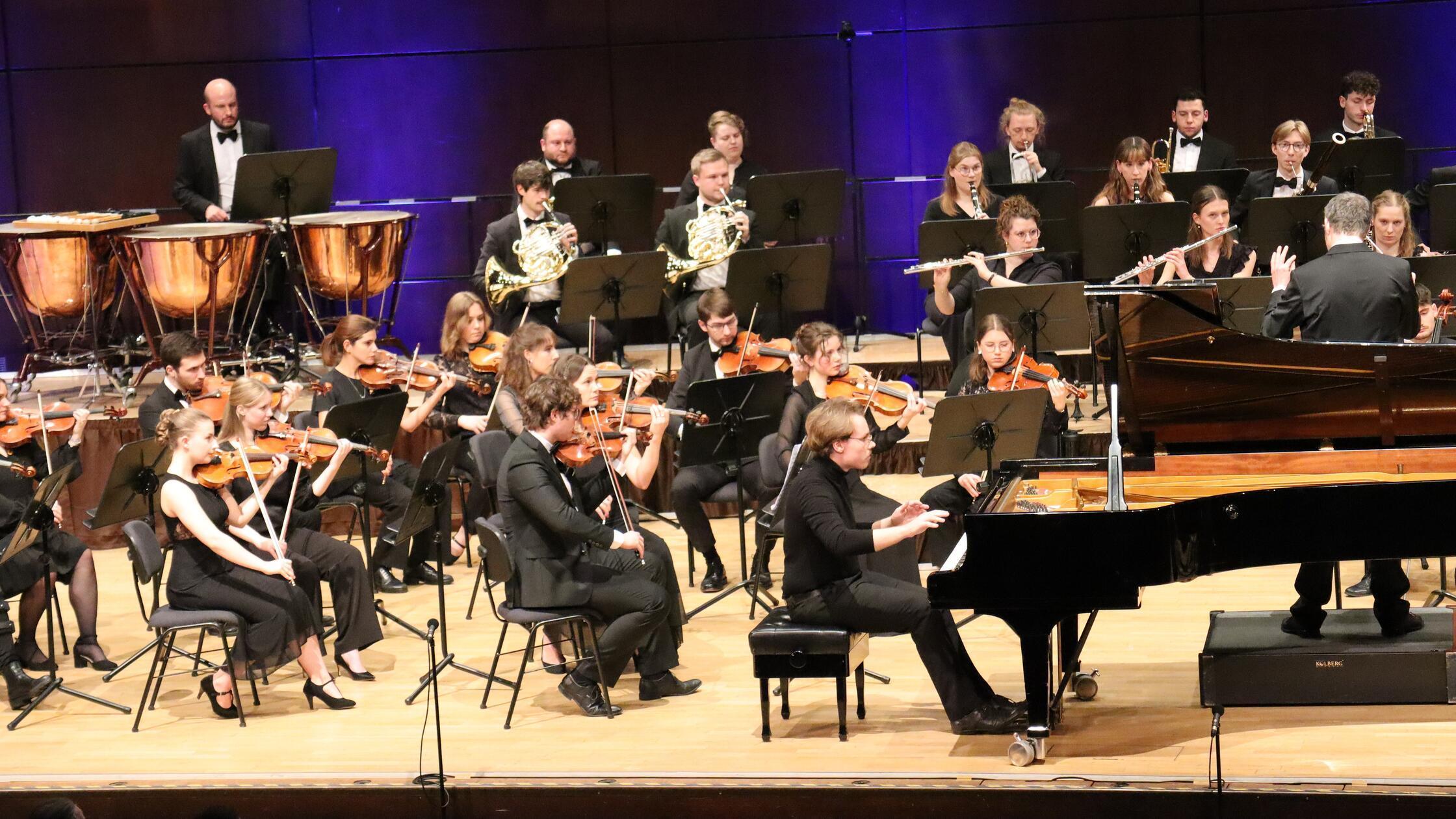 Pfiffe-und-Jubel-Das-Universit-tsorchester-Erlangen-brilliert-in-der-Heinrich-Lades-Halle