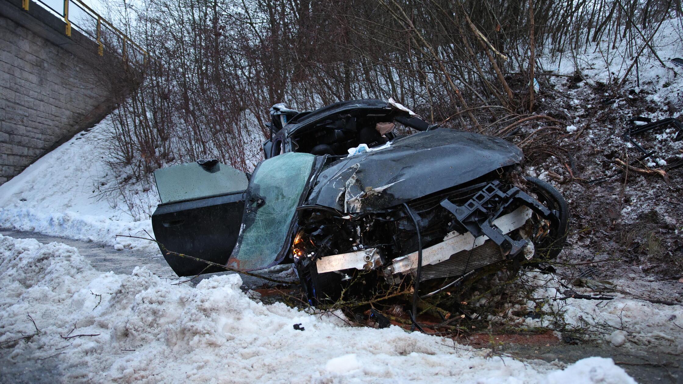 Heftiger-Unfall-bei-Ansbach-BMW-fliegt-ber-Staatsstra-e-Fahrer-schwer-verletzt