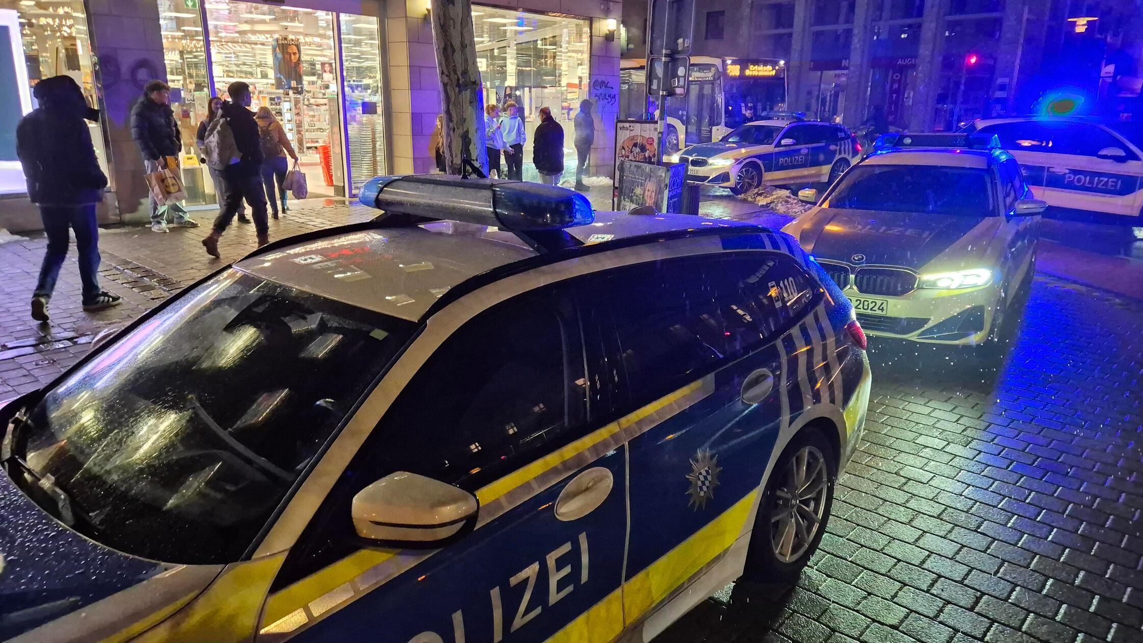 Nach-Diebstahl-in-Drogeriemarkt-in-Erlangen-Mann-verletzt-drei-Polizeibeamte