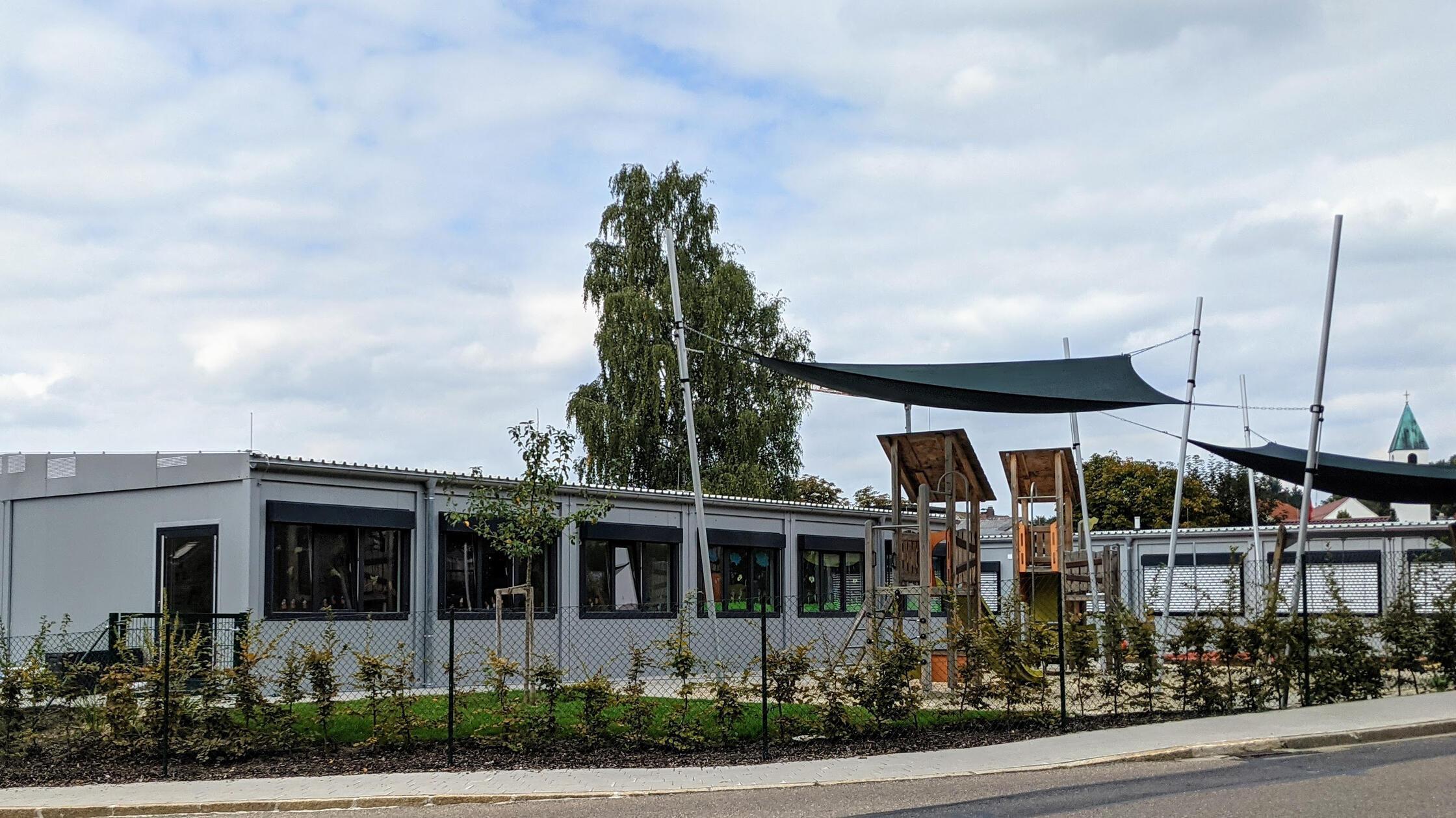 Savanne-f-r-Kita-Container-f-r-Schule-Neumarkt-investiert-hohe-Summen-in-den-Nachwuchs