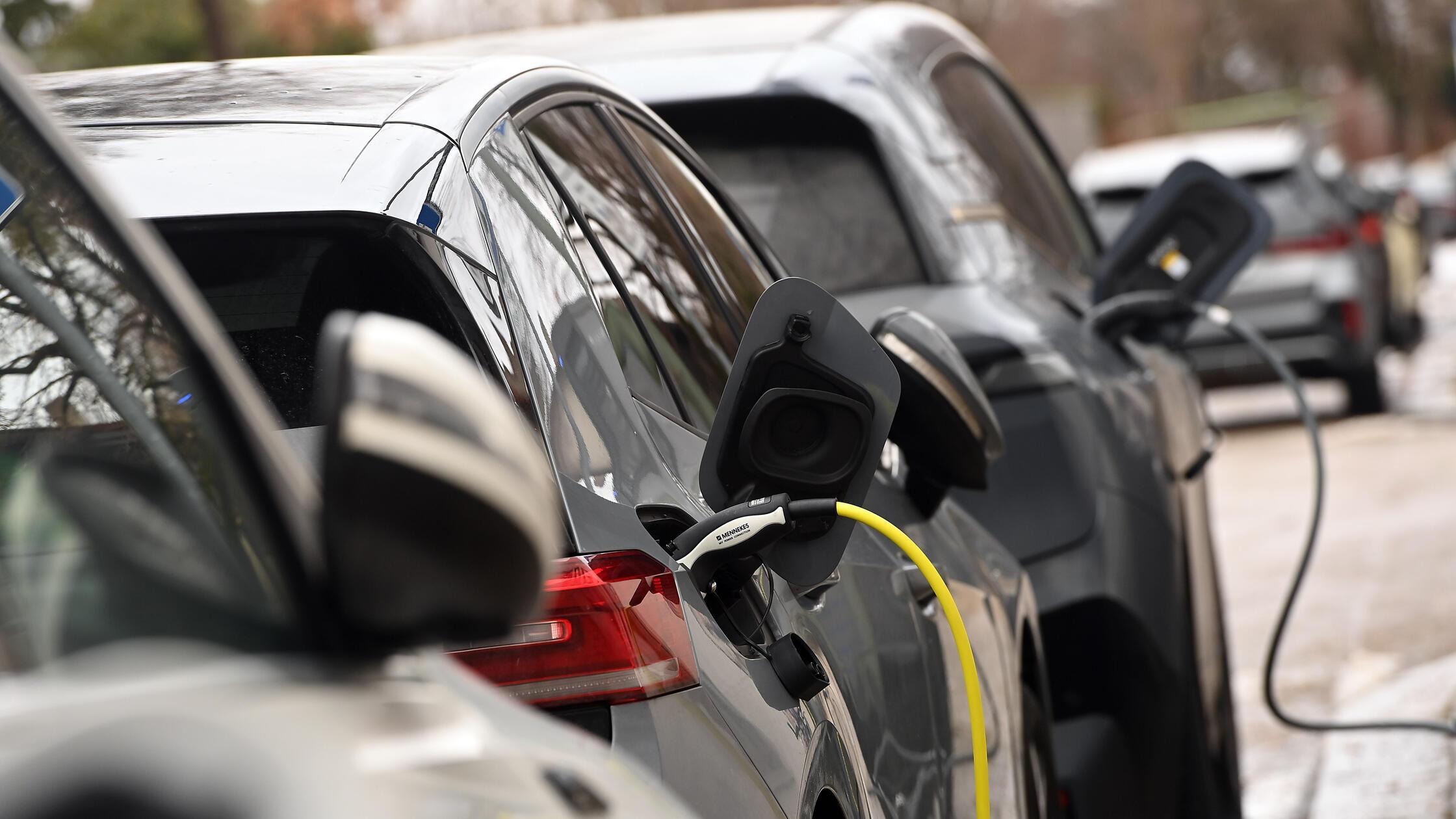 Nach-Brand-auf-F-rther-Parkplatz-Brennen-E-Autos-h-ufiger-als-Verbrenner-