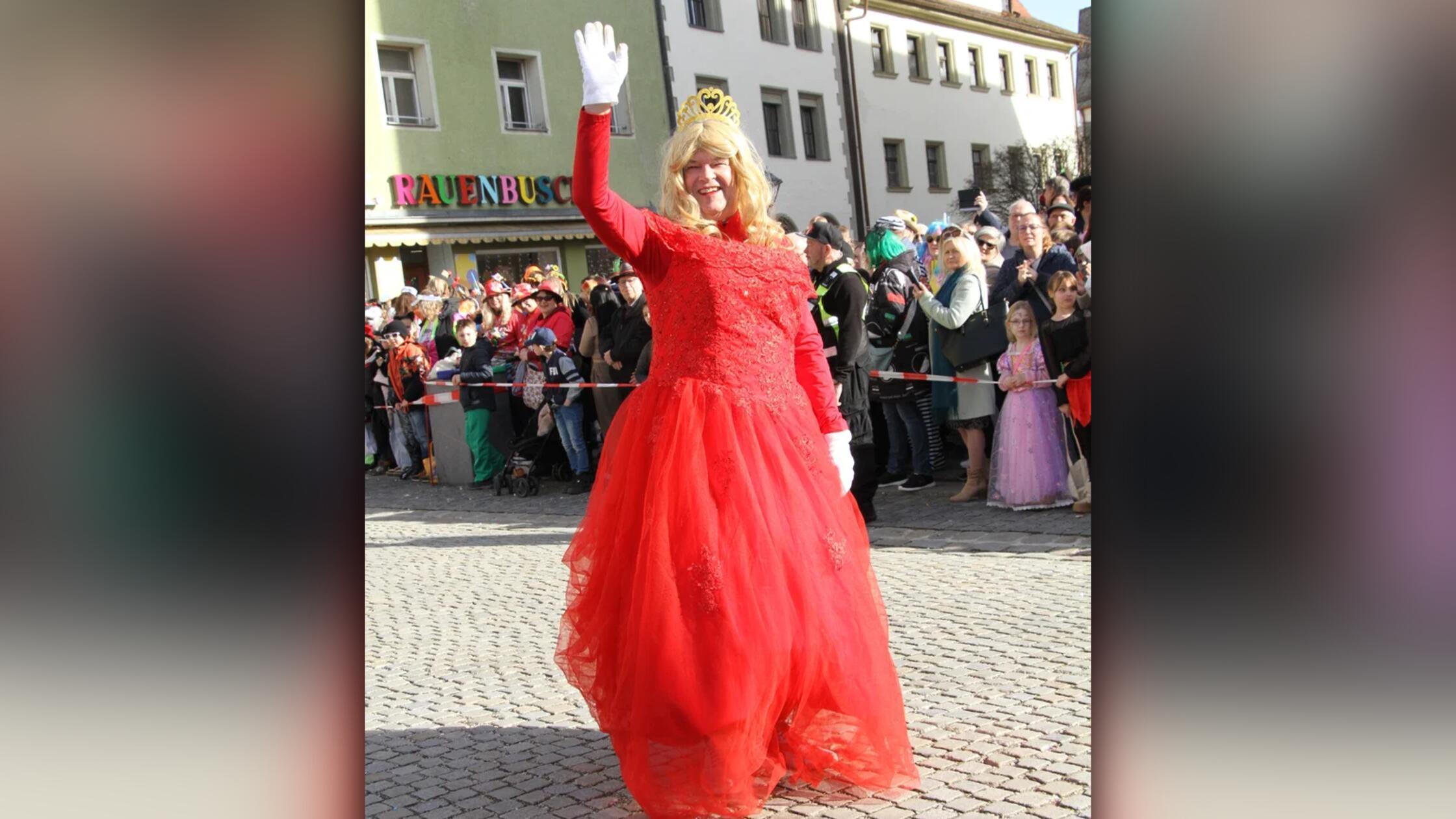 Fasching-in-Hersbruck-30-Kinder-d-rfen-Rummzug-mit-Roland-Winkler-anf-hren