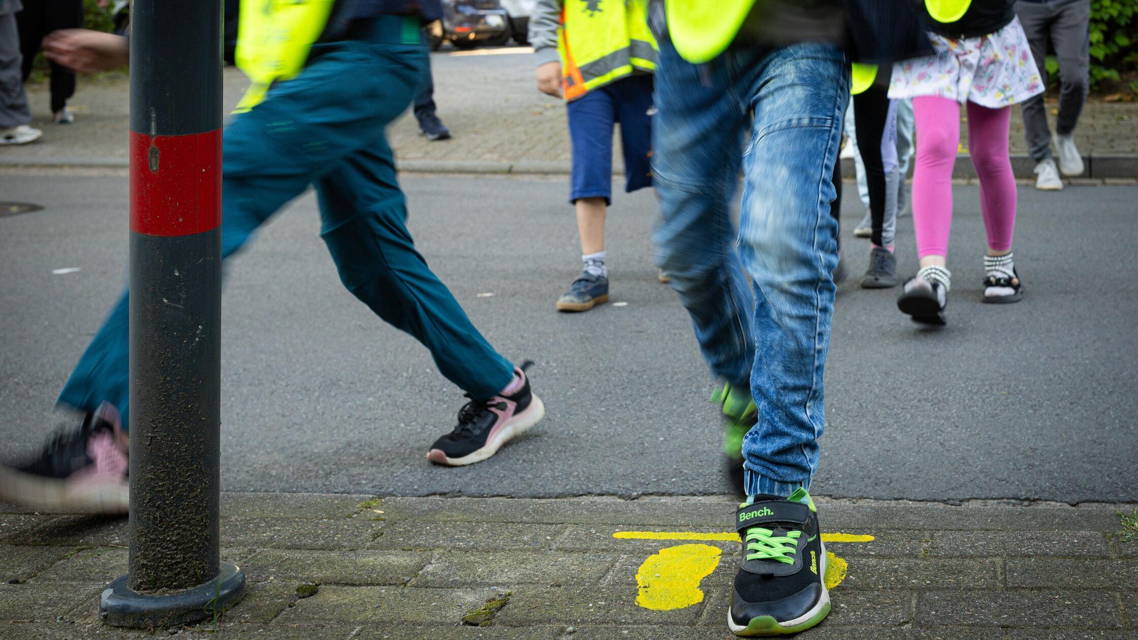 Der-Schulweg-zu-Fu-wird-belohnt-Wendelstein-sagt-Elterntaxis-den-Kampf-an