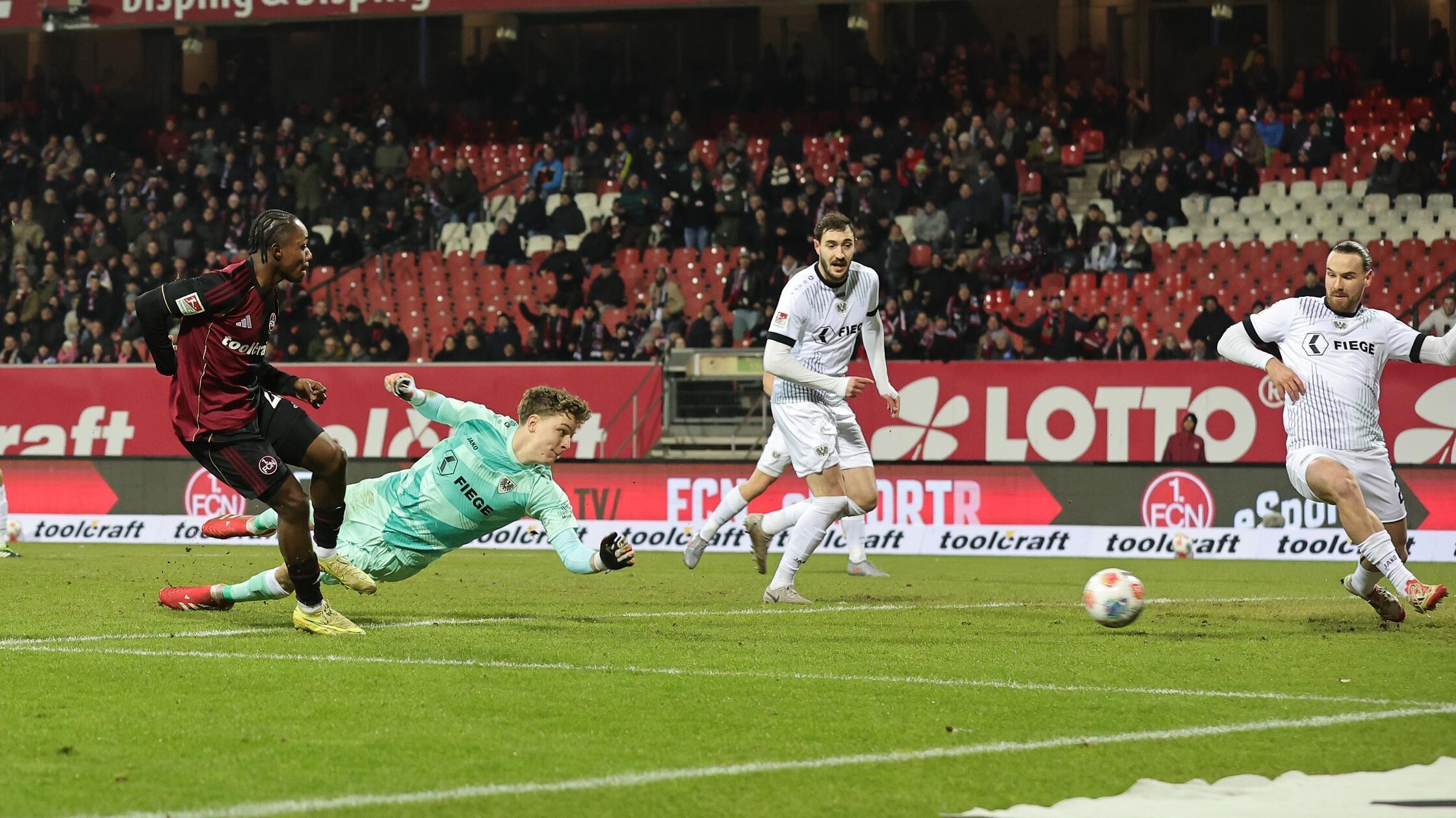 Der-1-FC-N-rnberg-gegen-M-nster-Ein-ungl-ckliches-0-0-zur-Pause-im-Max-Morlock-Stadion