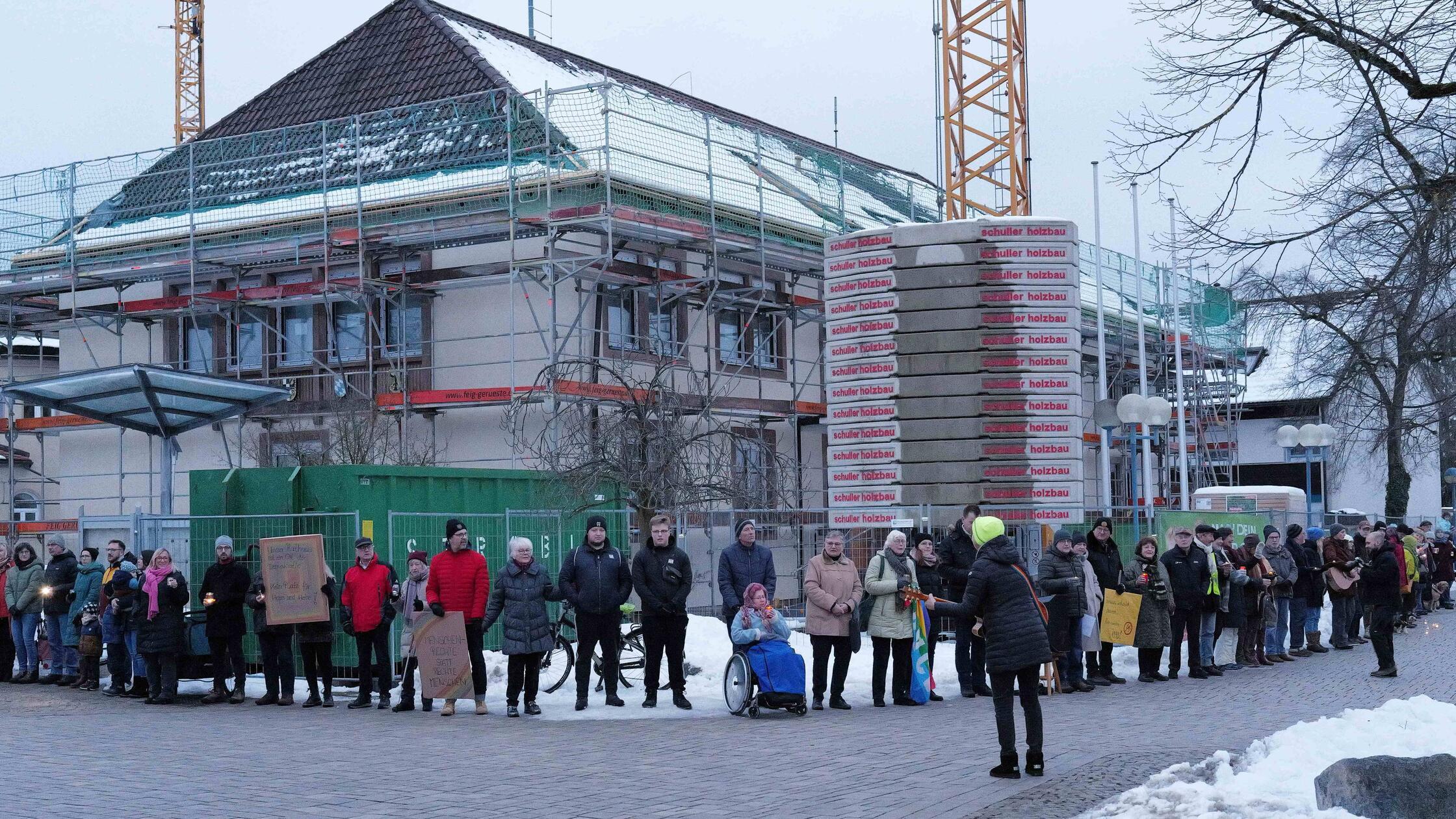 Symbolischer-Schutz-vor-Demokratiefeinden-Menschenkette-ums-Schwaiger-Rathaus