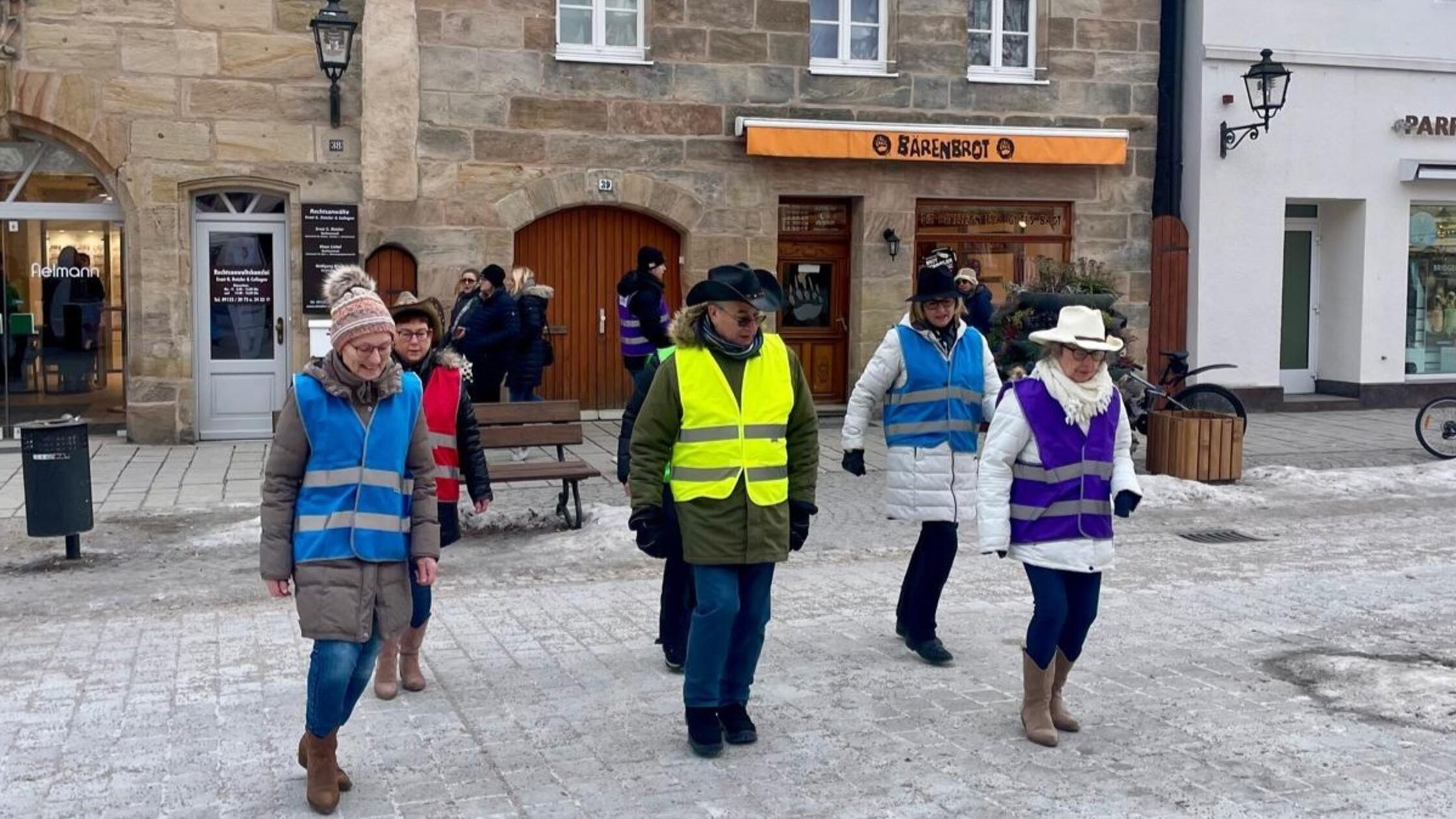Schr-ger-Wahlkampf-im-N-rnberger-Land-D-ner-f-r-100-W-hler-Line-Dance-und-Wechselsocken