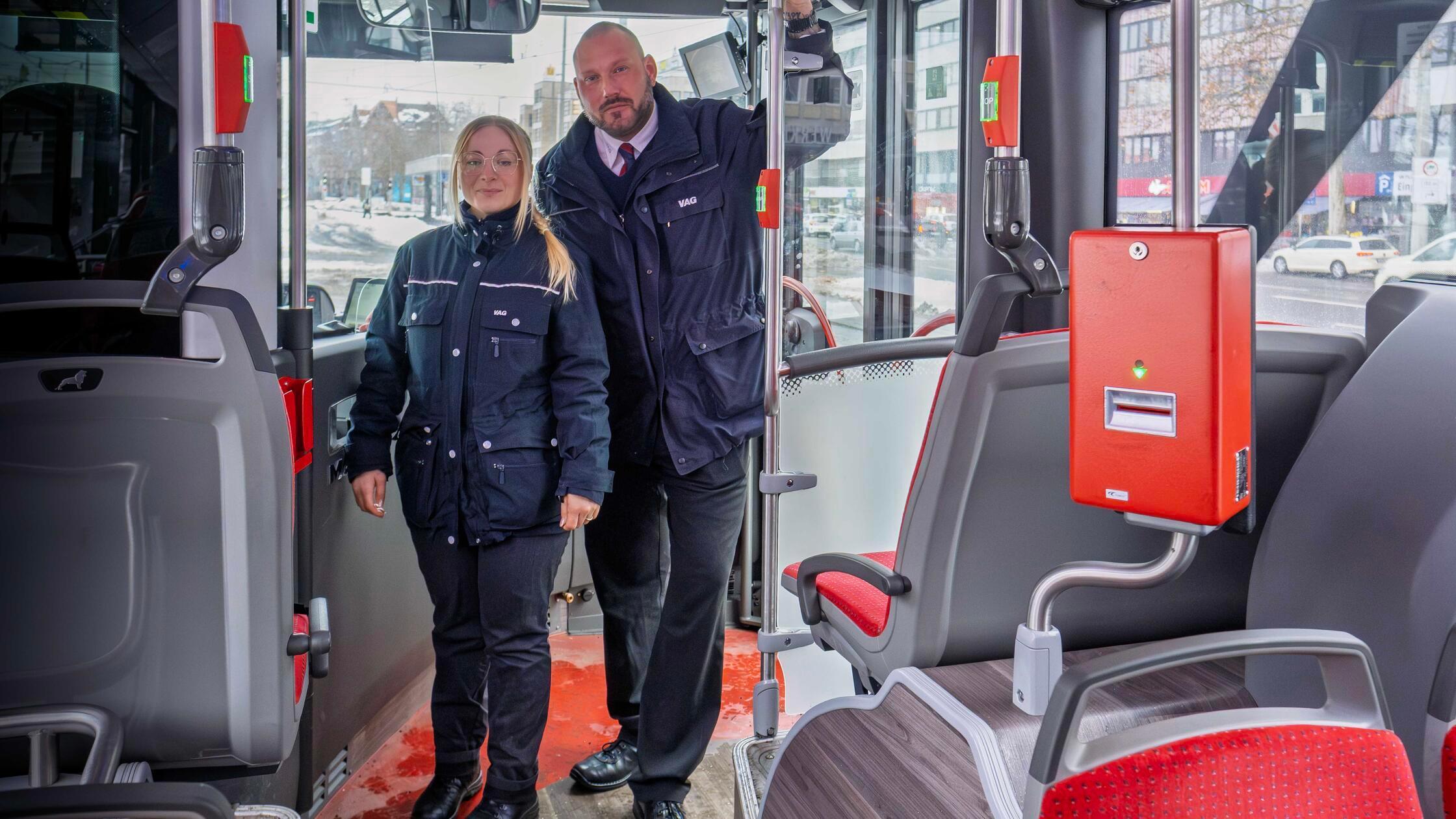Stra-enbahn-bersehen-Bus-und-Tramfahrer-ber-mangelnde-Aufmerksamkeit-in-N-rnberg