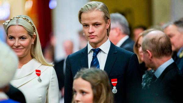 Kronprinzessin Mette-Marit von Norwegen (l) und ih
