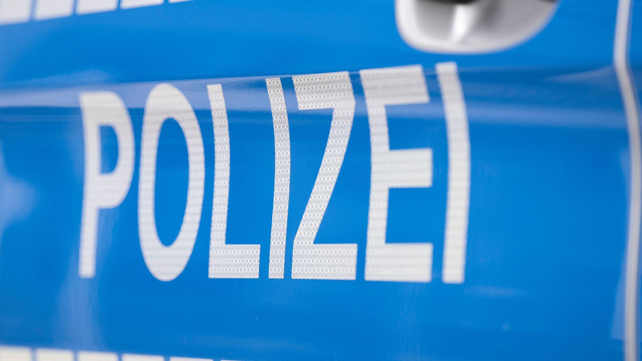Autos-landen-in-Stra-engraben-30-j-hriger-VW-Fahrer-missachtet-Vorfahrt-bei-Lauterhofen