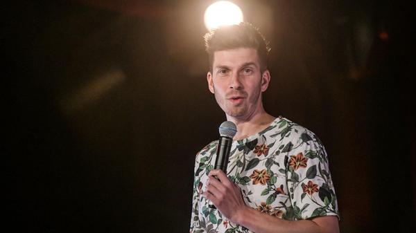 Simon Stäblein stammt aus Unterfranken. Für ein BWL-Studium zieht es ihn nach Köln. Dort entdeckt er auch die Lust am Kabarett. Mit Mitte 20 absolviert er seine ersten öffentlichen Auftritte. Am Mittwoch, 4. Februar, gastiert der Comedian, der auch im Fernsehen zu sehen ist, mit seinem Programm "Absolute Frechheit" im Nürnberger Löwensaal. Beginn: 20 Uhr.