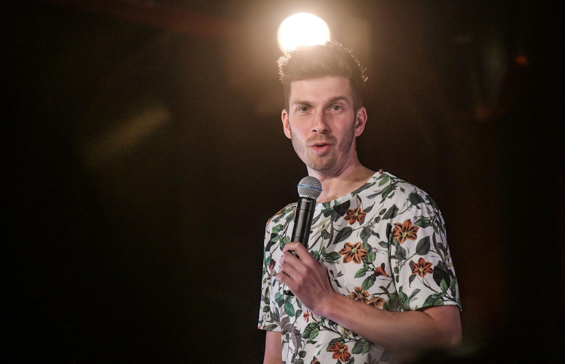 Simon Stäblein stammt aus Unterfranken. Für ein BWL-Studium zieht es ihn nach Köln. Dort entdeckt er auch die Lust am Kabarett. Mit Mitte 20 absolviert er seine ersten öffentlichen Auftritte. Am Mittwoch, 4. Februar, gastiert der Comedian, der auch im Fernsehen zu sehen ist, mit seinem Programm "Absolute Frechheit" im Nürnberger Löwensaal. Beginn: 20 Uhr.