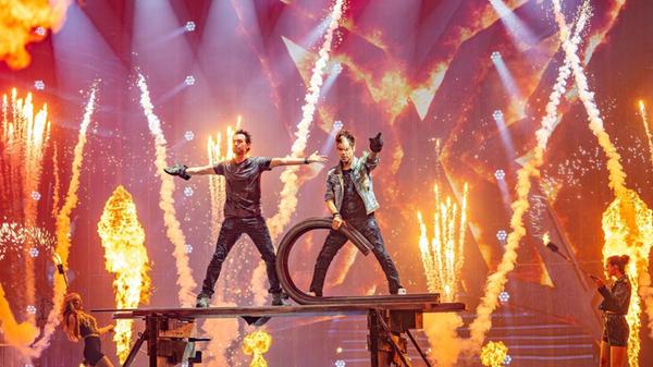 "Diamonds" nennt sich die aktuelle Show der Ehrlich Brothers. Darin präsentieren sie ihre spektakulärsten Illusionen der letzten zehn Jahre in einem neuen Arrangement. Von Freitag, 6., bis Sonntag, 8. Februar, stellen die Brüder, die schon als Kinder mit einem Zauberkasten experimentierten, das Programm in der PSD Bank Arena in Nürnberg vor. An den drei Tagen sind insgesamt fünf Auftritte angekündigt.