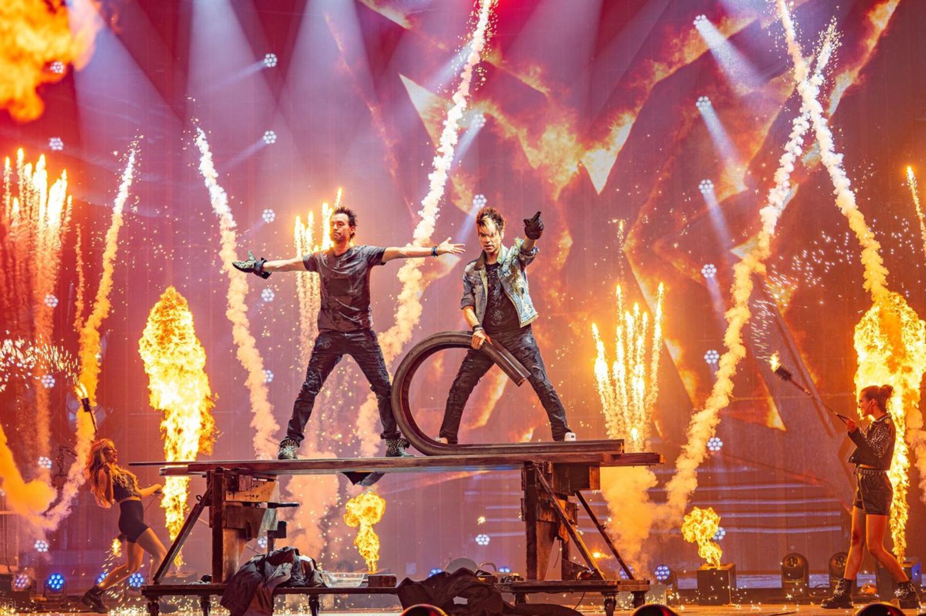 "Diamonds" nennt sich die aktuelle Show der Ehrlich Brothers. Darin präsentieren sie ihre spektakulärsten Illusionen der letzten zehn Jahre in einem neuen Arrangement. Von Freitag, 6., bis Sonntag, 8. Februar, stellen die Brüder, die schon als Kinder mit einem Zauberkasten experimentierten, das Programm in der PSD Bank Arena in Nürnberg vor. An den drei Tagen sind insgesamt fünf Auftritte angekündigt.