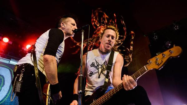 Die Sindelfinger Punkrock-Kapelle Wizo ist wieder auf Tour. Die bereits in den 1980er Jahren gegründete Formation heizt am Sonntag, 8. Februar, im Nürnberger Löwensaal kräftig ein. Den Support übernehmen die Punk-Helden von Normahl. Beginn: 19 Uhr.