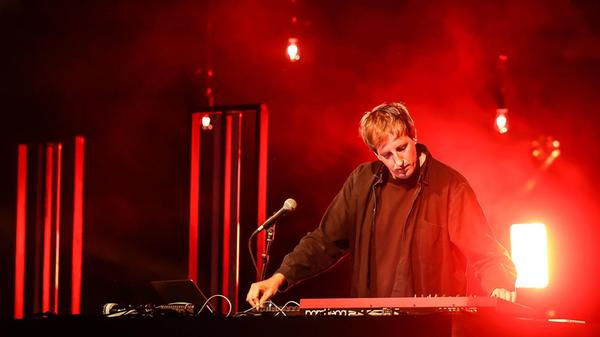 Christian Löffler komponiert weiche elektronische Musik, die das Publikum zum Schweben bringt. Ursprünglich in der Club-Welt zu Hause, hat sich der norddeutsche Musiker, der keine Noten lesen kann, nach und nach auf regulären Konzertbühnen etabliert. Am Montag, 9. Februar, gastiert Löffler im Erlanger Redoutensaal. Los geht die Show mit Sängerin und Streichern um 20 Uhr.