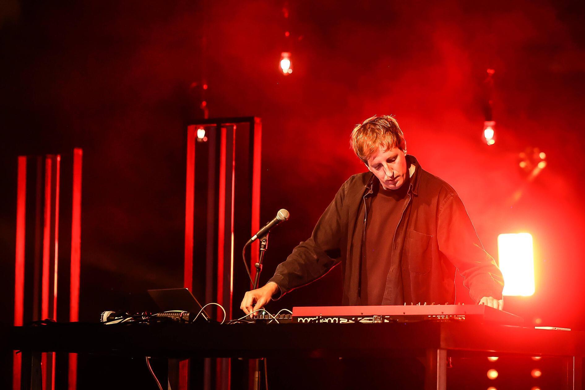 Christian Löffler komponiert weiche elektronische Musik, die das Publikum zum Schweben bringt. Ursprünglich in der Club-Welt zu Hause, hat sich der norddeutsche Musiker, der keine Noten lesen kann, nach und nach auf regulären Konzertbühnen etabliert. Am Montag, 9. Februar, gastiert Löffler im Erlanger Redoutensaal. Los geht die Show mit Sängerin und Streichern um 20 Uhr.