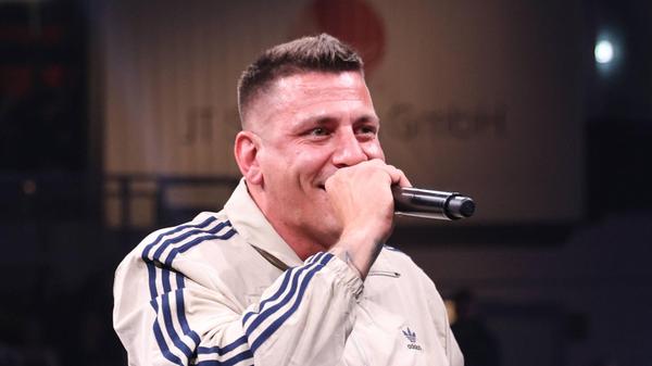 Gzuz zählt zu den bekanntesten Rappern des Landes. Am Dienstag, 10. Februar, bespielt das Mitglied der Hip-Hop-Gruppe 187 Strassenbande die Stadthalle Fürth. Das Konzert mit dem Künstler, über den im vergangenen Jahr eine Doku bei Prime Video erschienen ist, startet um 19.30 Uhr.