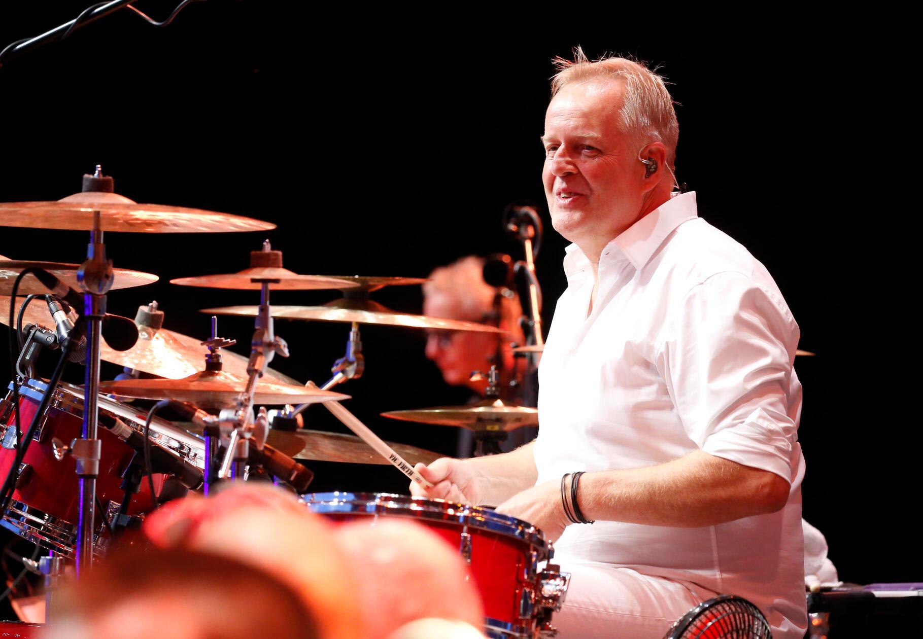 Wenn er die Drumsticks schwingt, drehen alle durch: Wolfgang Haffner. Der Jazzmusiker aus Nürnberg ist einer der gefragtesten Trommler der Welt. Am Freitag, 20., und Samstag, 21. Februar, lädt der Künstler zu seinem 60. Geburtstag in die Tafelhalle. Zugleich feiert man das 50-jährige Jubiläum der Spielstätte. Das "Jubilee Concert" beginnt jeweils um 20 Uhr.