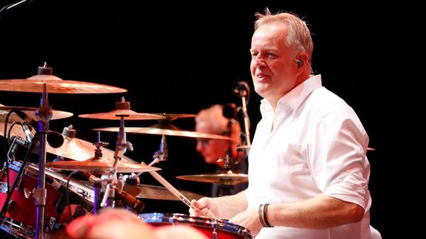 Wenn er die Drumsticks schwingt, drehen alle durch: Wolfgang Haffner. Der Jazzmusiker aus Nürnberg ist einer der gefragtesten Trommler der Welt. Am Freitag, 20., und Samstag, 21. Februar, lädt der Künstler zu seinem 60. Geburtstag in die Tafelhalle. Zugleich feiert man das 50-jährige Jubiläum der Spielstätte. Das "Jubilee Concert" beginnt jeweils um 20 Uhr.