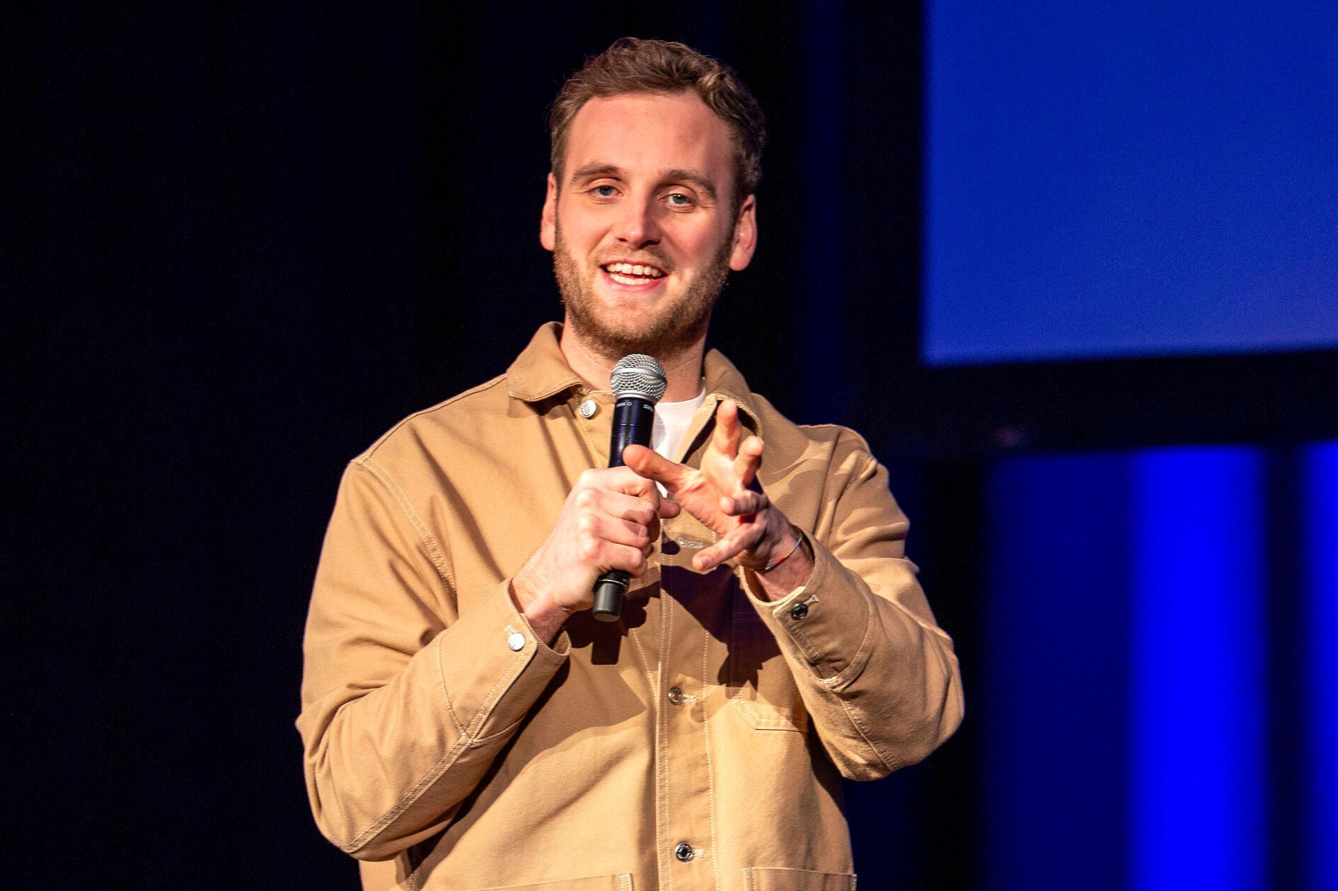 Dr. Leon Windscheid ist Podcaster, TV-Moderator - und Psychologe. Am Sonntag, 22. Februar, kommt der Wissenschaftler, im Rahmen seiner Psychologie-Live-Tour nach Bamberg. In "Alles perfekt" versucht er zu vermitteln, wie ein Leben in echter Zufriedenheit gelingt. Beginn: 19 Uhr.