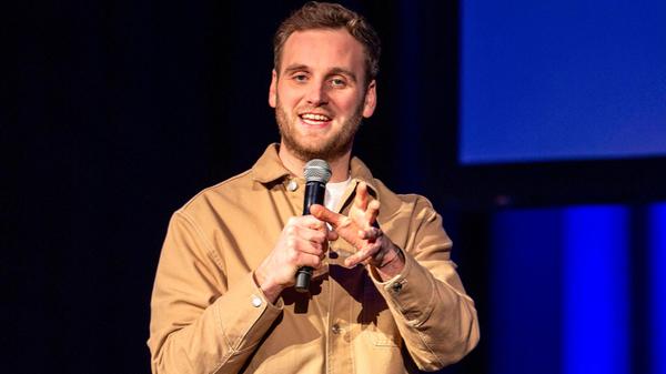 Dr. Leon Windscheid ist Podcaster, TV-Moderator - und Psychologe. Am Sonntag, 22. Februar, kommt der Wissenschaftler, im Rahmen seiner Psychologie-Live-Tour nach Bamberg. In "Alles perfekt" versucht er zu vermitteln, wie ein Leben in echter Zufriedenheit gelingt. Beginn: 19 Uhr.