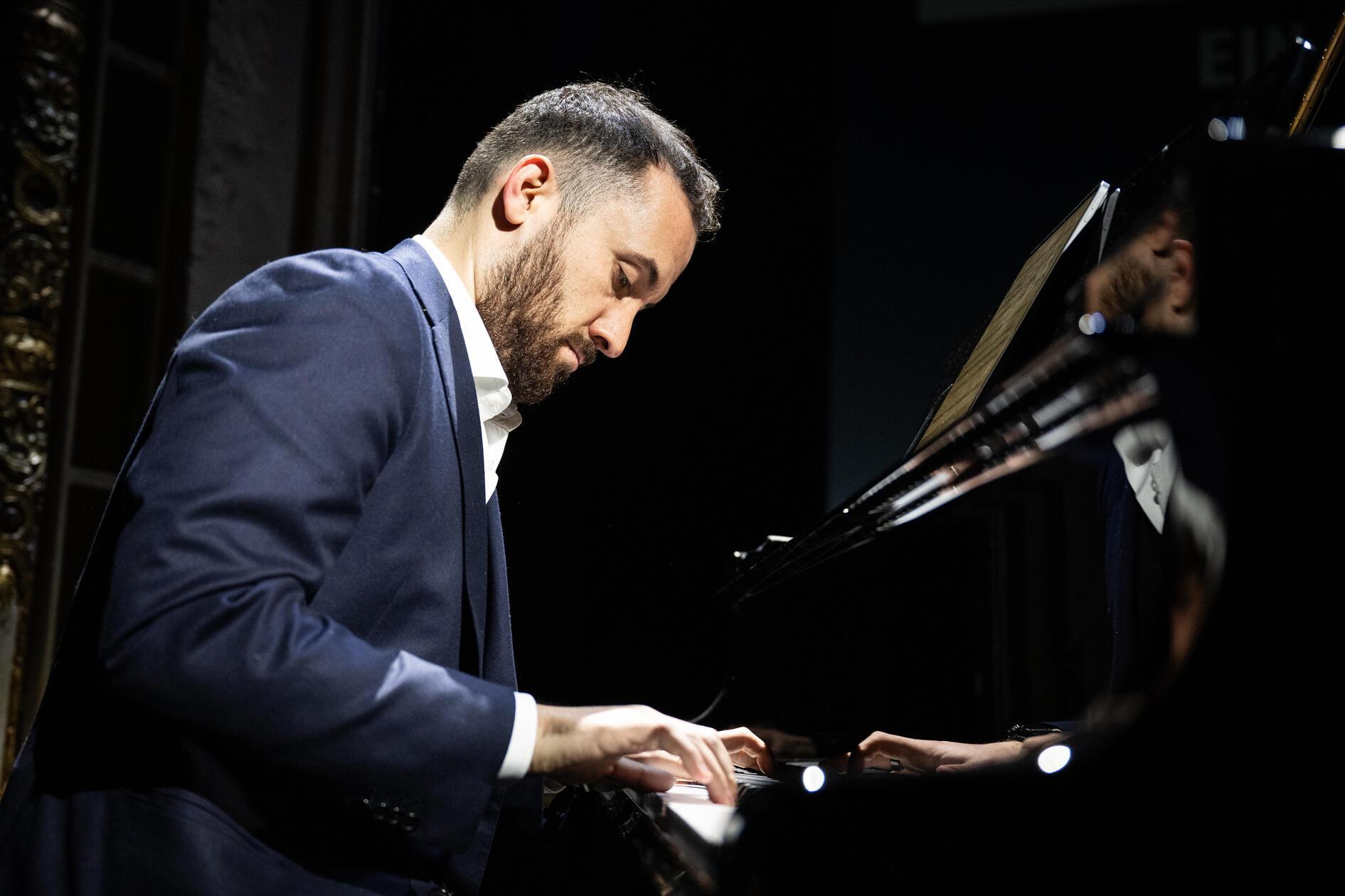 Höchste Klavierkunst verspricht der Auftritt von Igor Levit am Montag, 23. Februar, in der Meistersingerhalle. Der Klassikstar nimmt um 20 Uhr am Flügel Platz und interpretiert Meisterwerke von Schumann, Schubert und Chopin.