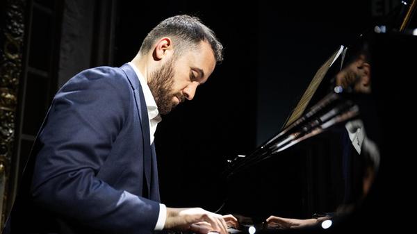 Höchste Klavierkunst verspricht der Auftritt von Igor Levit am Montag, 23. Februar, in der Meistersingerhalle. Der Klassikstar nimmt um 20 Uhr am Flügel Platz und interpretiert Meisterwerke von Schumann, Schubert und Chopin.