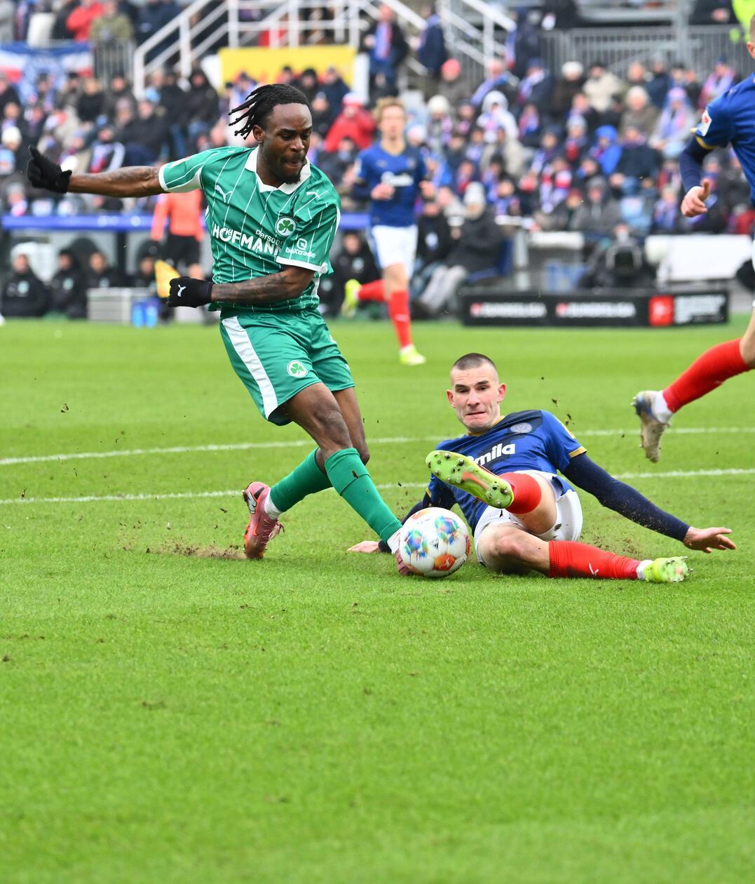 Torchancen sind in der ersten Halbzeit Mangelware. Srbeny lässt nach gut 20 Minuten durch für Futkeu, der zögert zu lange und wird von Zec abgegrätscht.
