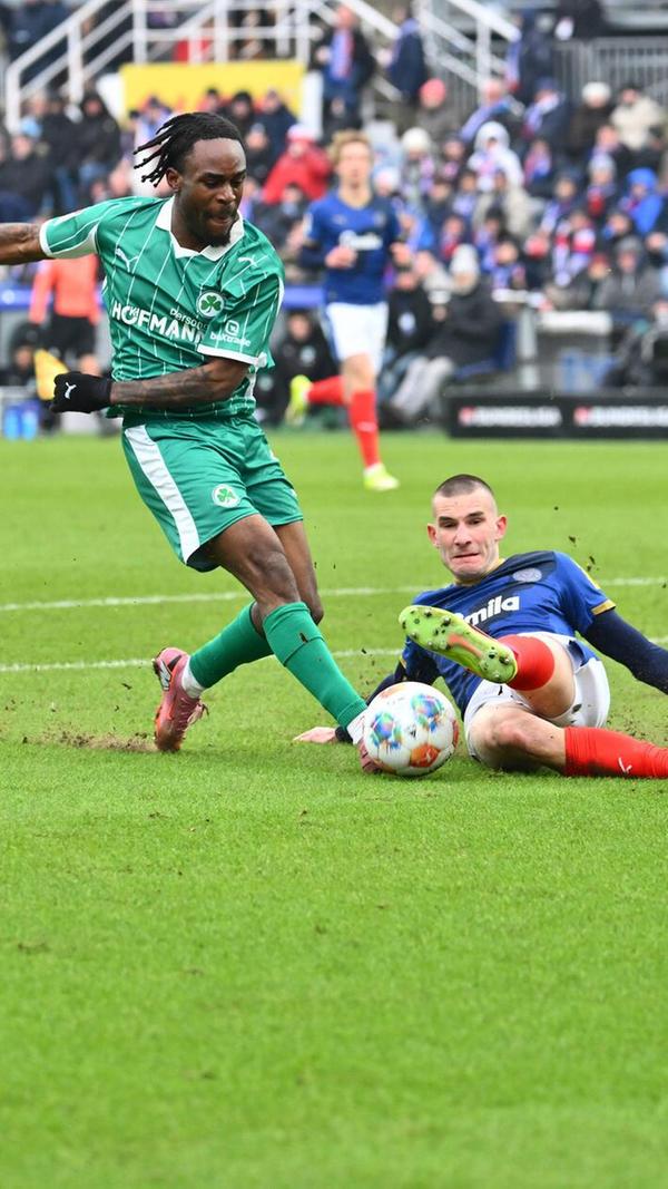 Torchancen sind in der ersten Halbzeit Mangelware. Srbeny lässt nach gut 20 Minuten durch für Futkeu, der zögert zu lange und wird von Zec abgegrätscht.