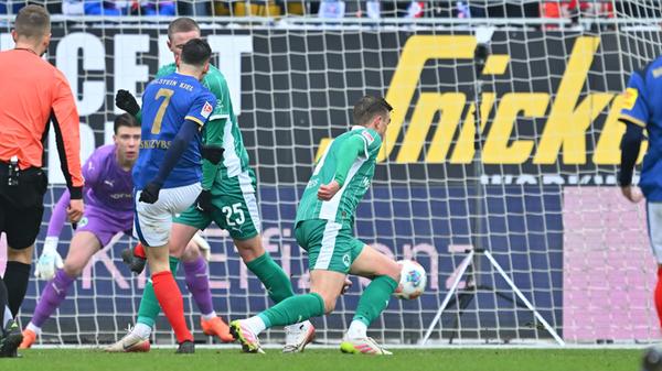 Kiel versucht es in Person von Steven Skrzybski, sein abgefälschter Versuch trudelt nur knapp am langen Pfosten vorbei.