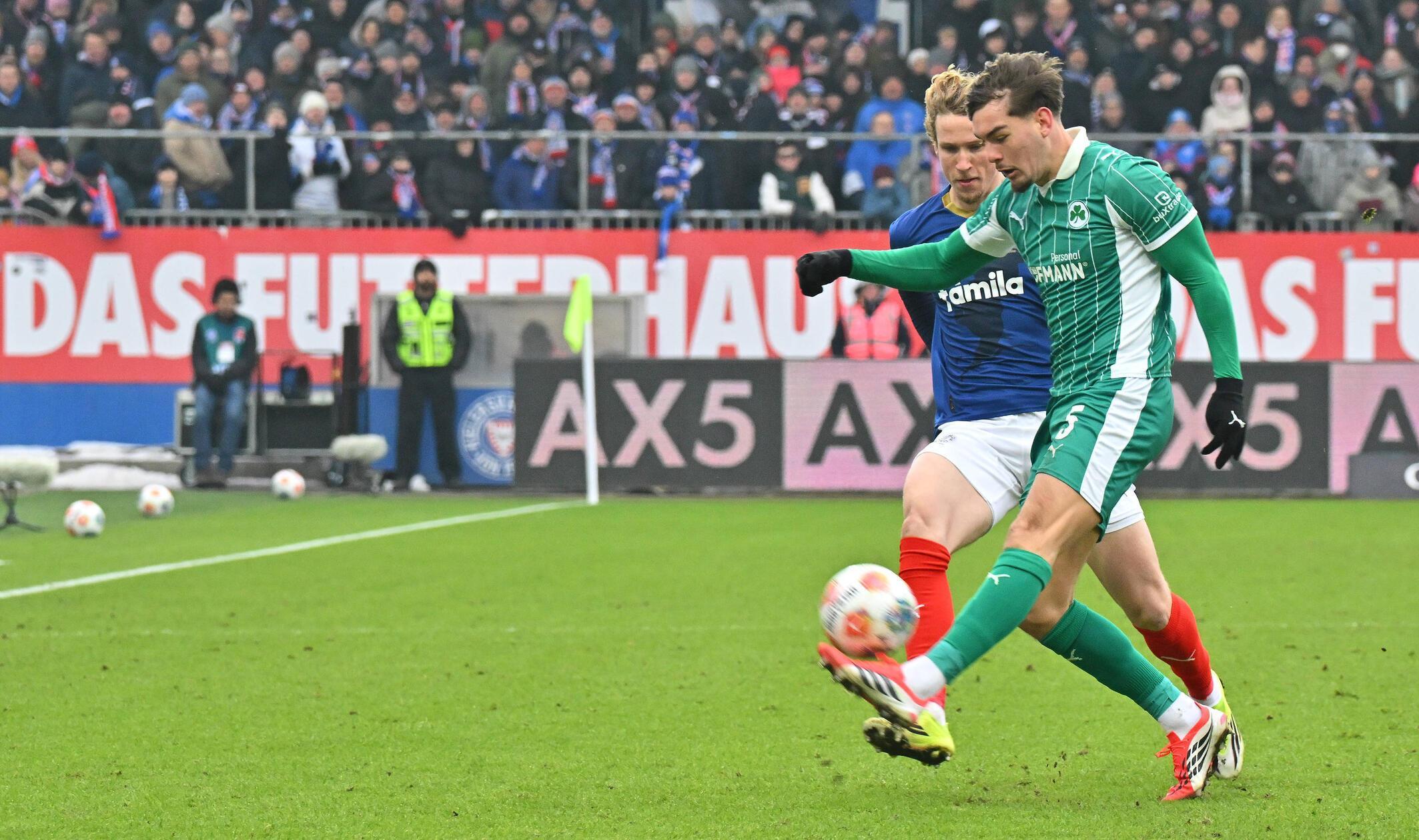 Im ersten Durchgang gelingt dem Kleeblatt nach vorne zu wenig, die Fürther Defensive lässt dafür kaum Chancen zu. Torlos geht es in die Kabinen.