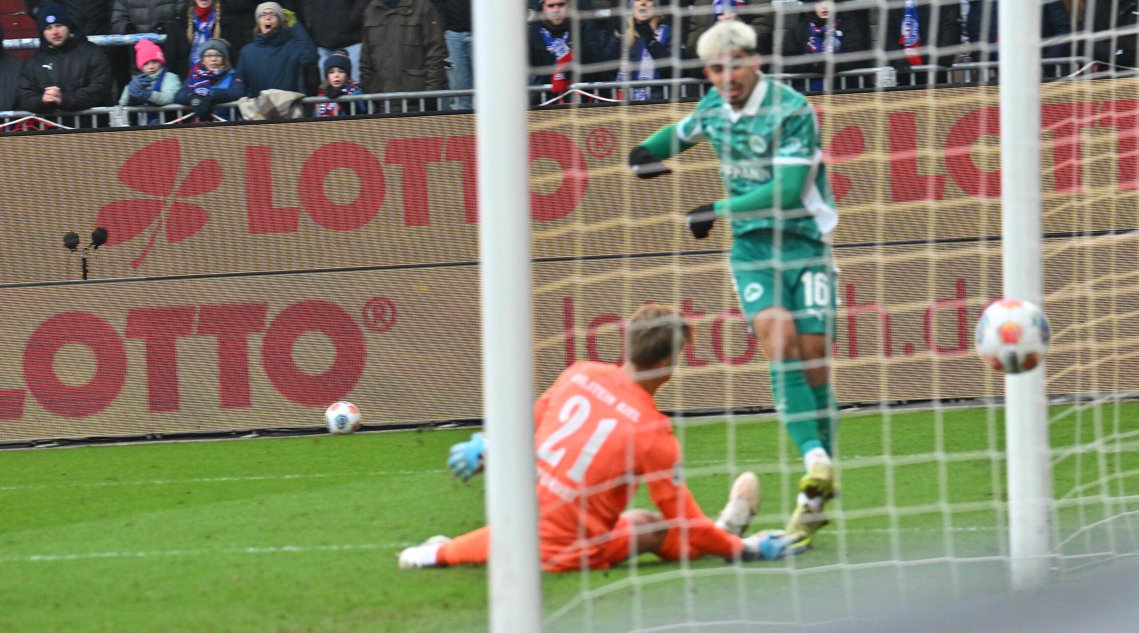 Kurz nach dem Seitenwechsel überrascht die Spielvereinigung die Störche kalt: Nach einem langen Ball von Hrgota klaut Keller die Kugel gegen Zec und schließt aus spitzem Winkel ab - das 1:0!