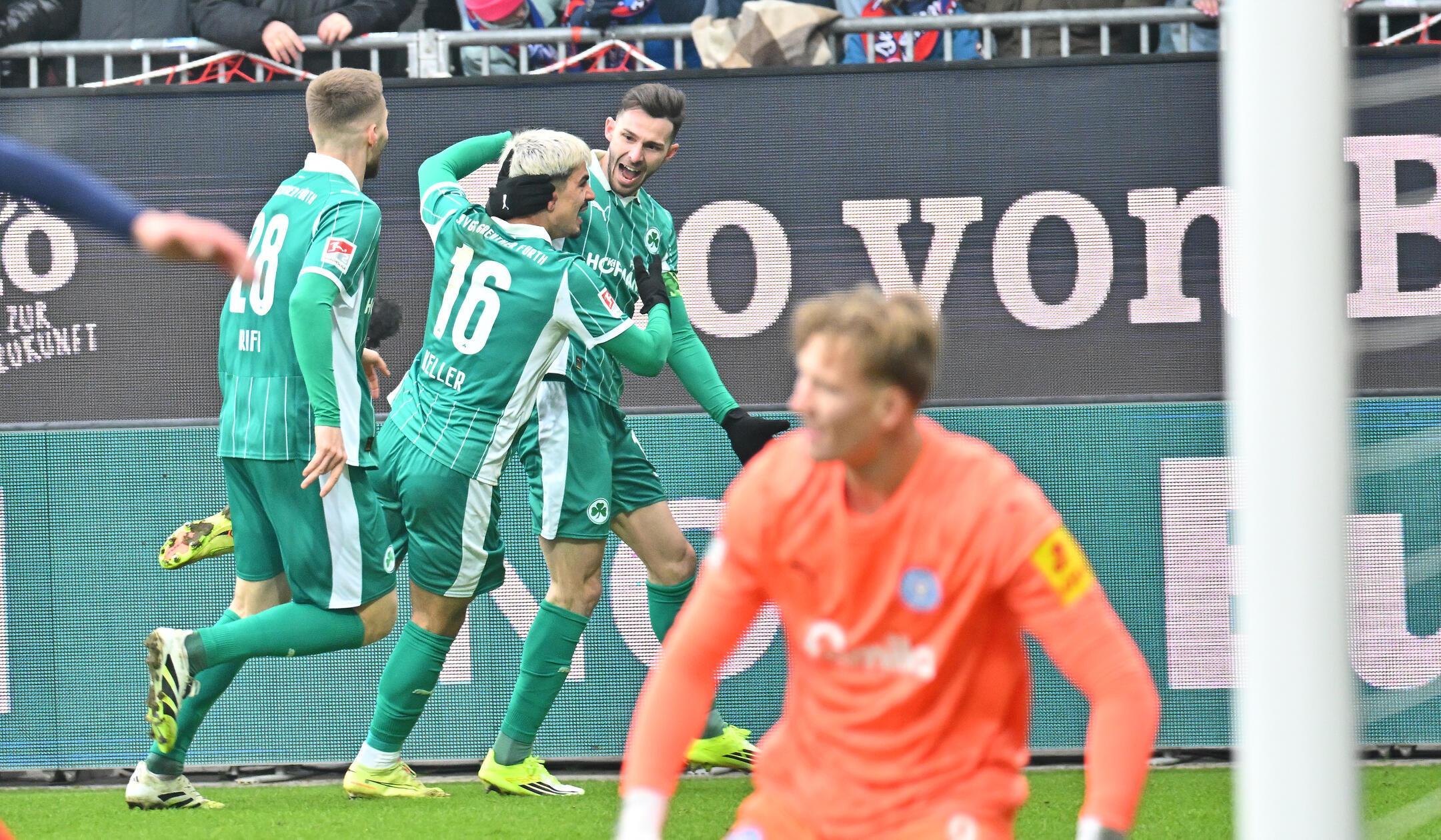 Keels Keeper Krumrey ist chancenlos, die Fürther jubeln.