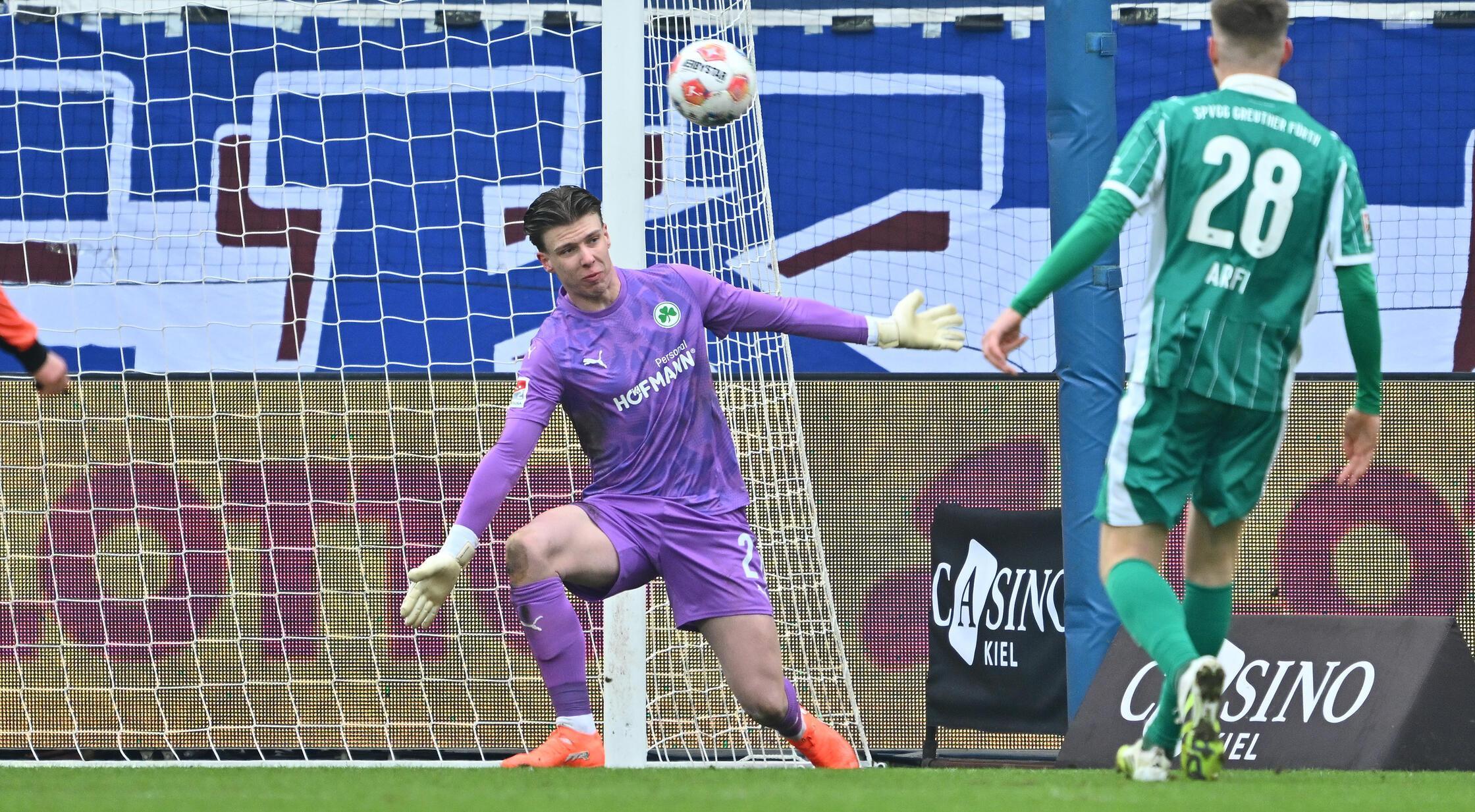Doch die Kieler haben eine Antwort, nach Rosenbooms Zuspiel taucht Meffert frei vor Schlieck auf. Der Fürther Keeper bleibt auf der Linie, der Kieler hämmert den Ball aus kurzer Distanz aufs Tor - keine Abwehrchance für Schlieck.