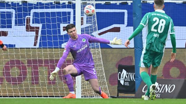 Doch die Kieler haben eine Antwort, nach Rosenbooms Zuspiel taucht Meffert frei vor Schlieck auf. Der Fürther Keeper bleibt auf der Linie, der Kieler hämmert den Ball aus kurzer Distanz aufs Tor - keine Abwehrchance für Schlieck.