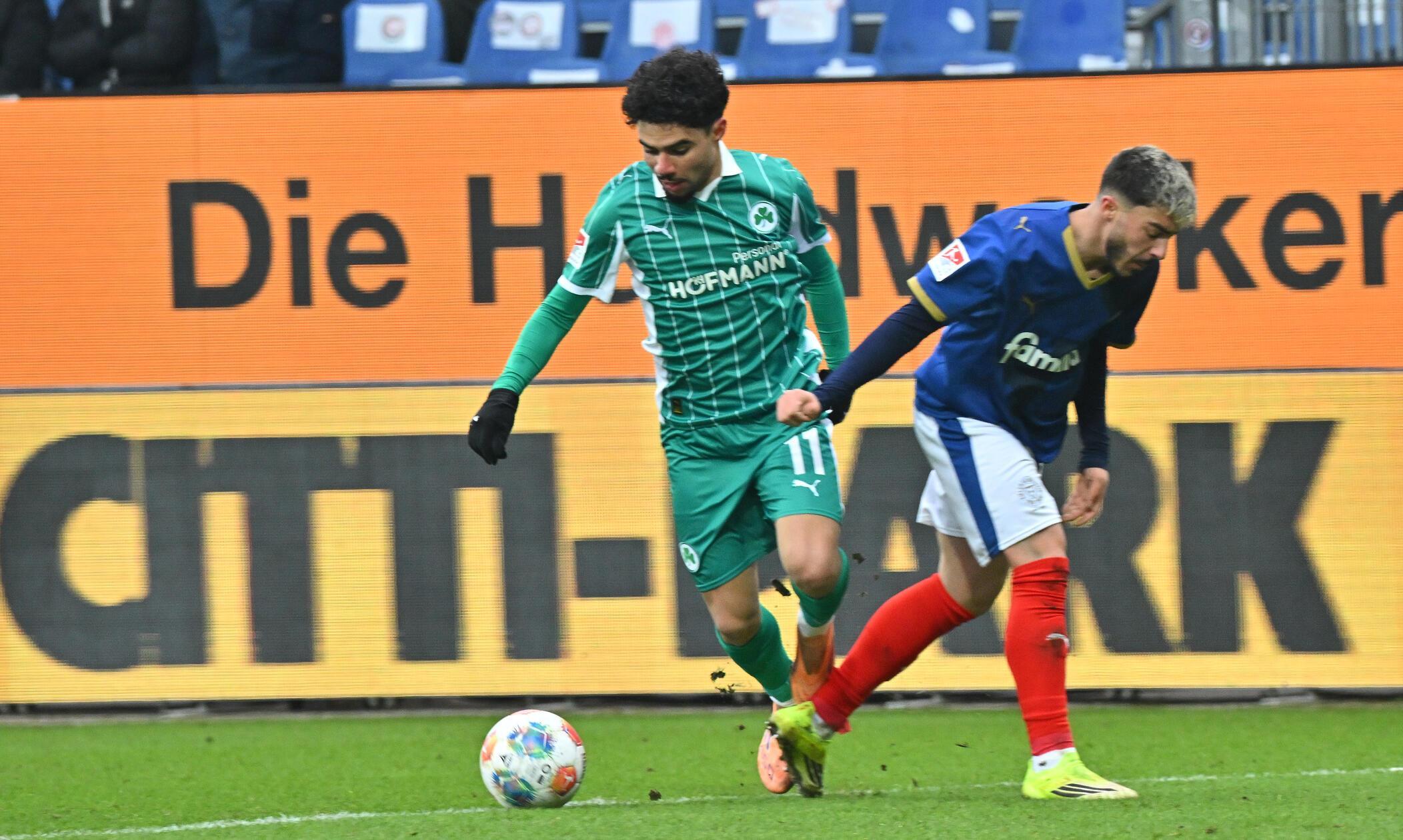 Kiel drückt, das Kleeblatt findet wenig Entlastung. Doch dann geht der eingewechselte Dardari im Sechzehner zu Boden - es gibt Elfmeter fürs Kleeblatt!