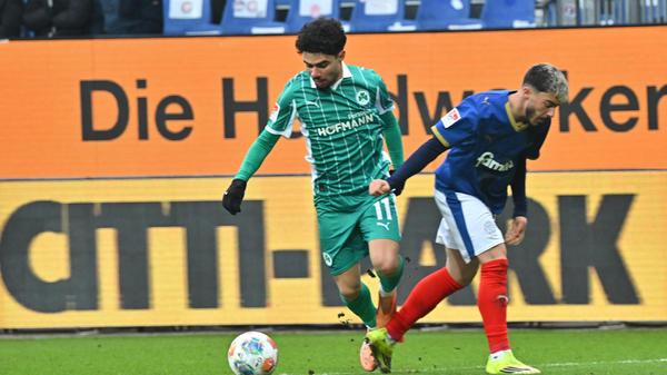 Kiel drückt, das Kleeblatt findet wenig Entlastung. Doch dann geht der eingewechselte Dardari im Sechzehner zu Boden - es gibt Elfmeter fürs Kleeblatt!