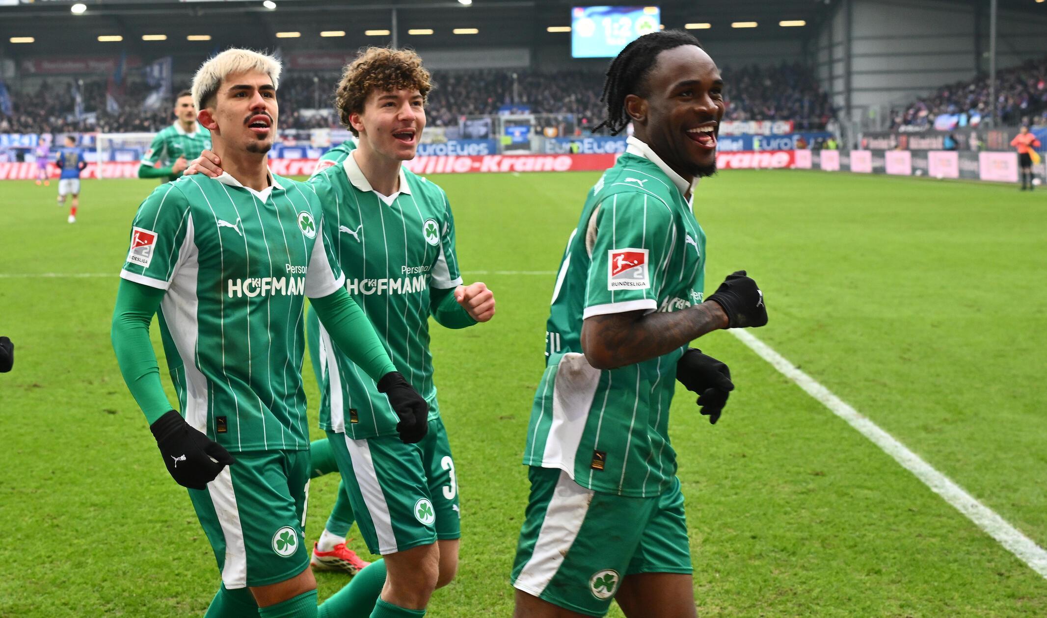 ...und verwandelt mittig zur erneuten Führung!