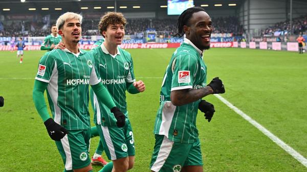 ...und verwandelt mittig zur erneuten Führung!