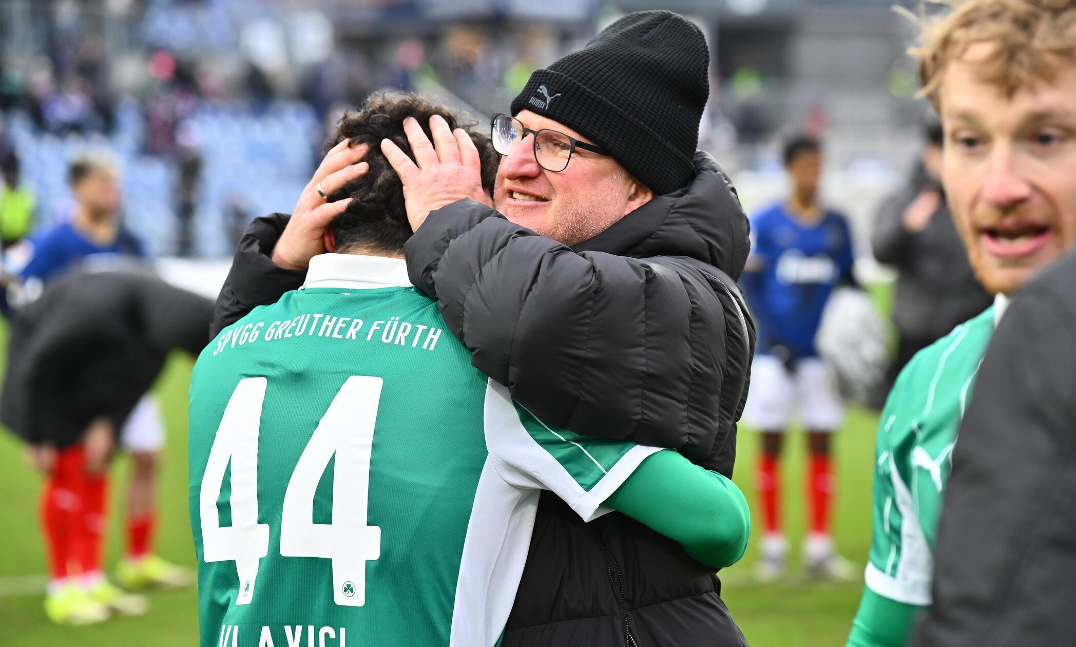 In der Schlussphase rennt Kiel nochmals an, das Kleeblatt lässt weiterhin wenig zu und verteidigt den knappen Vorsprung. Der erste Sieg unter Heiko Vogel ist unter Dach und Fach!